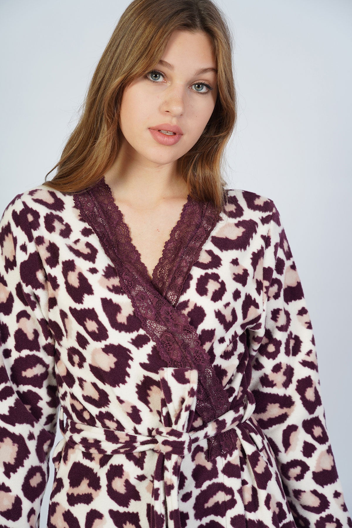 WOMEN'S FLEECE LONG-SLEEVE LACE-TRIMMED ROBE WITH POCKETS - BROWN