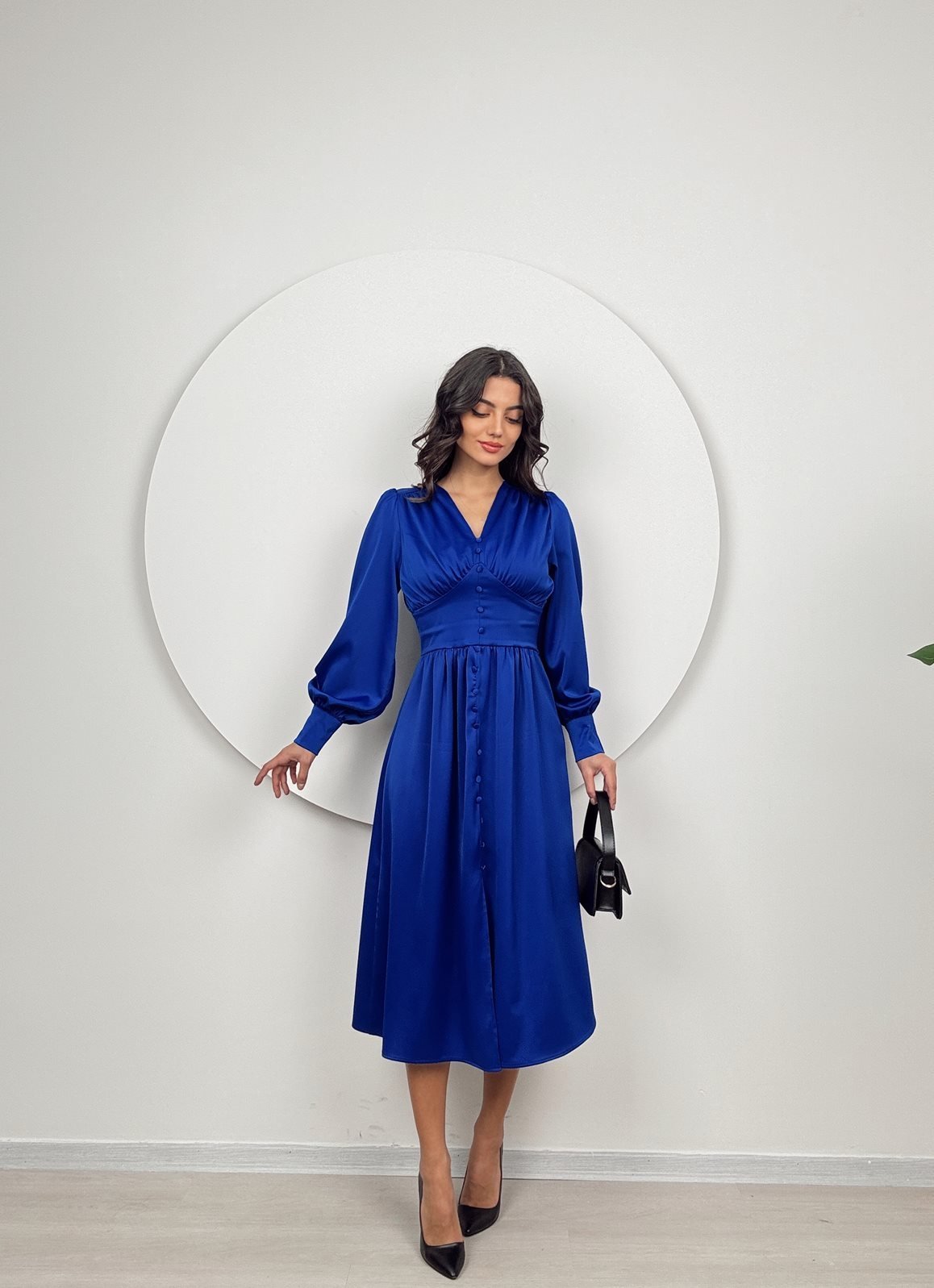 1050 GÖGÜS BÜZGÜLÜ ÖN DÜĞMELİ SATEN ELBİSE