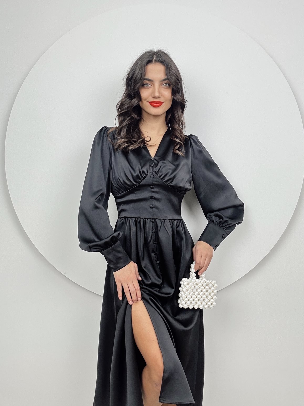 1050 GÖGÜS BÜZGÜLÜ ÖN DÜĞMELİ SATEN ELBİSE