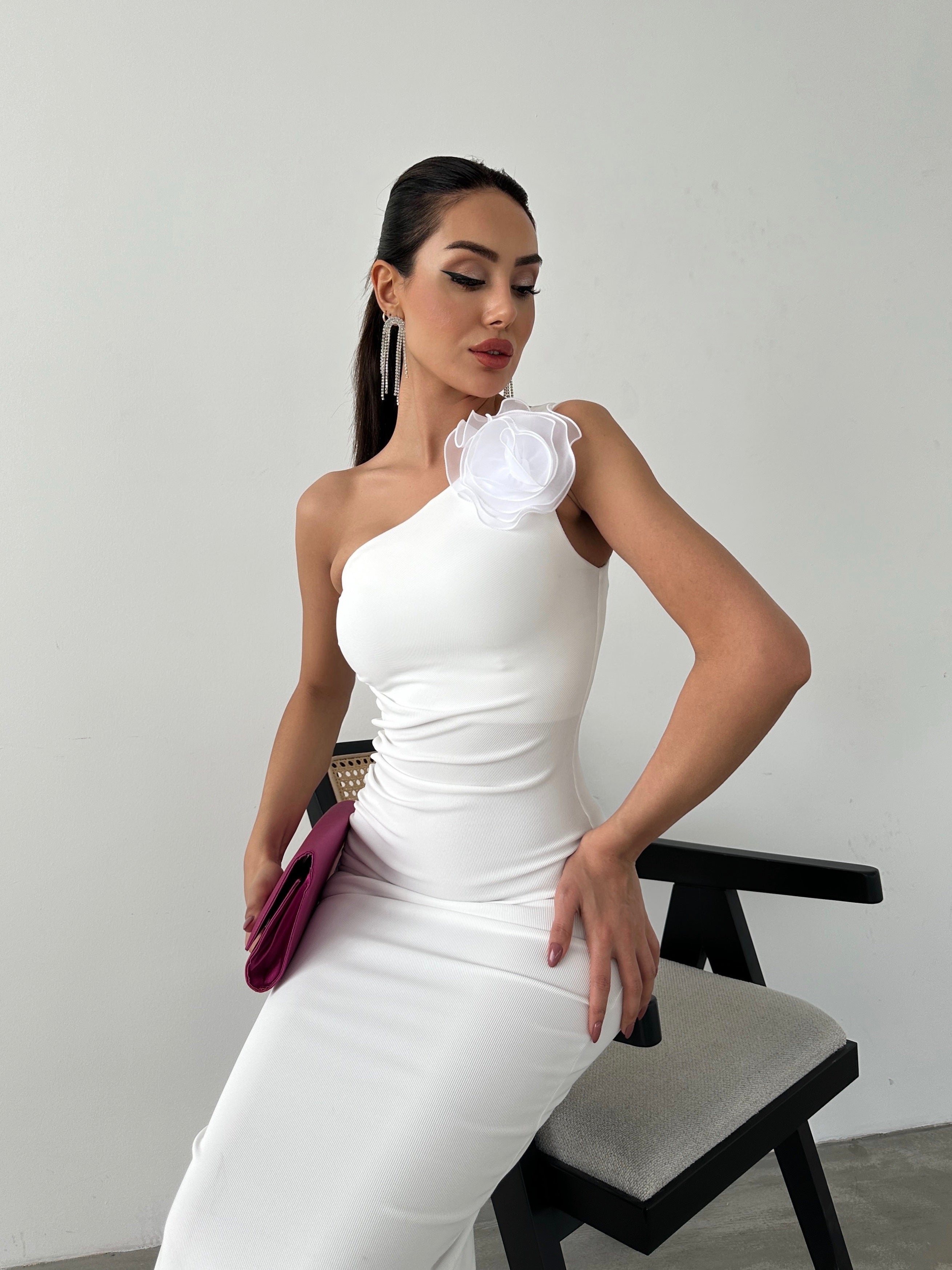 Gül Broşlu Elbise