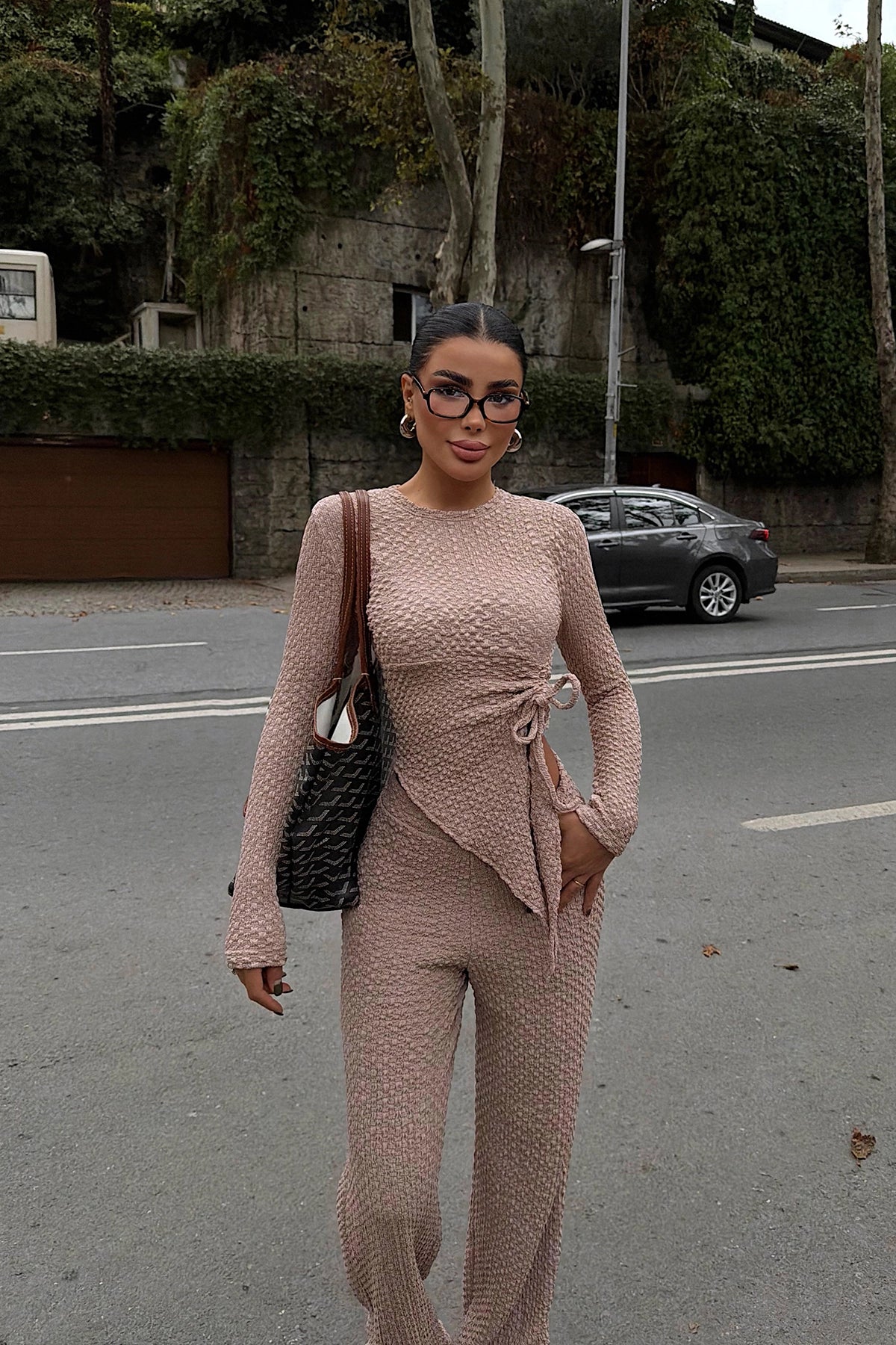 Bej Pantolonlu Takım