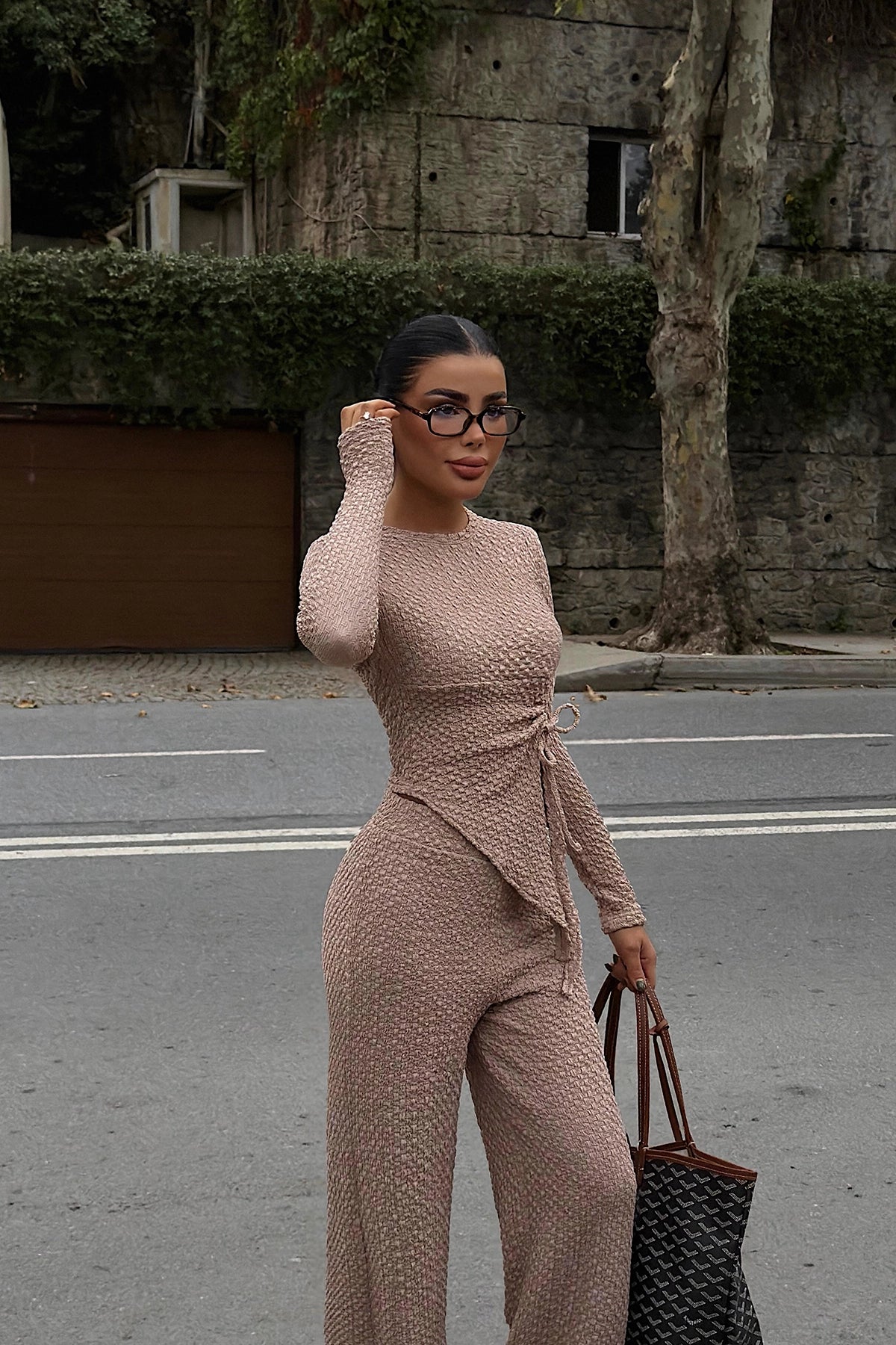 Bej Pantolonlu Takım