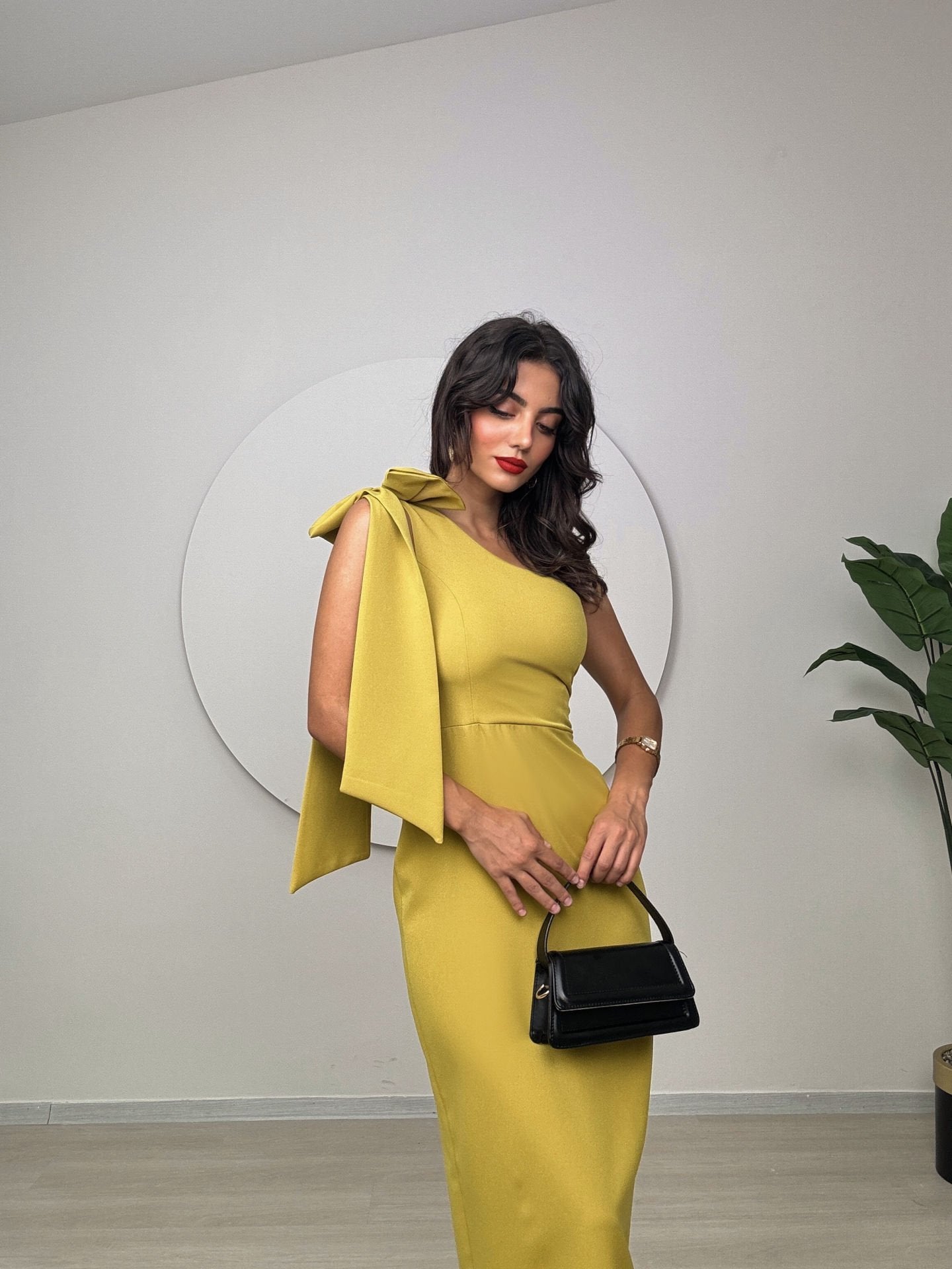 2136 TEK OMUZ FİYONKLU ELBİSE