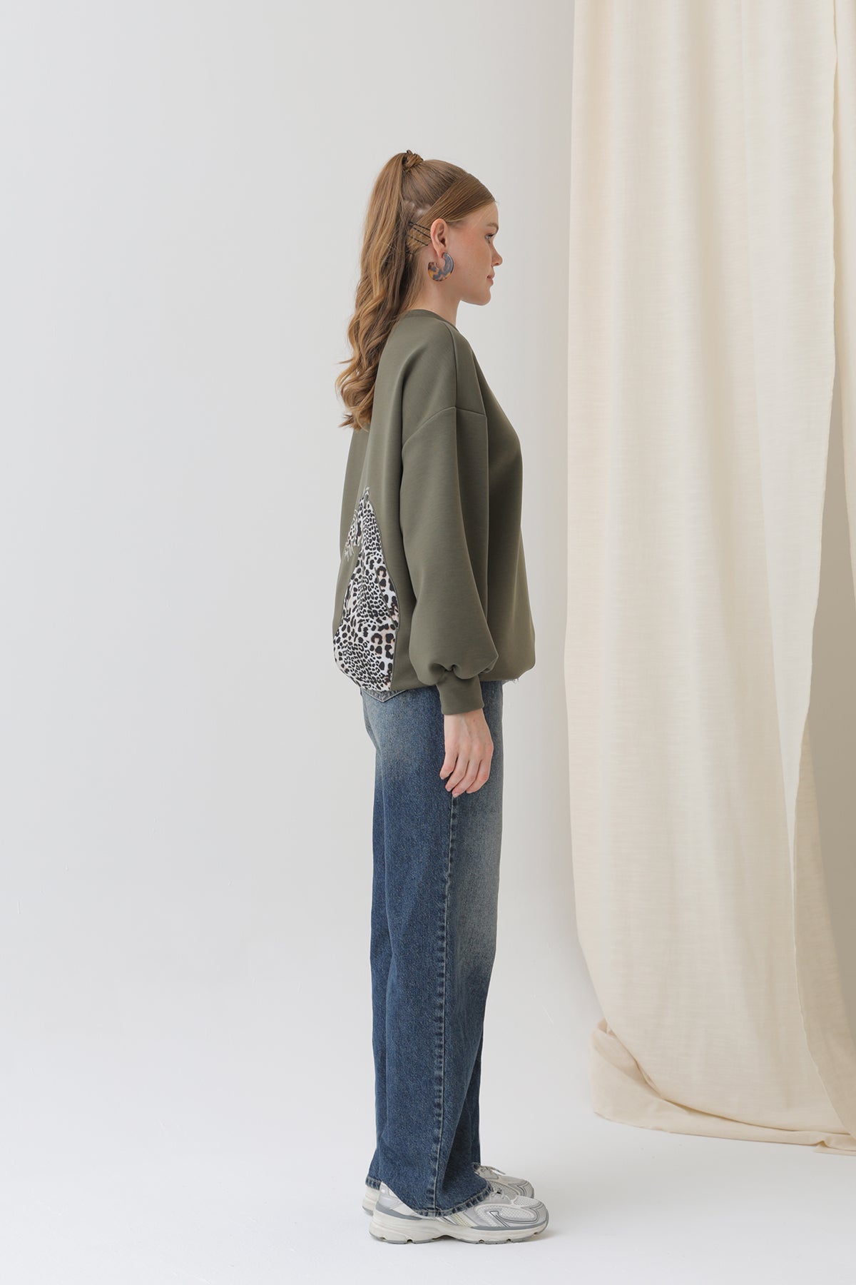 Kadın Arkası Leopar Detaylı Sweatshirt-32112SWT