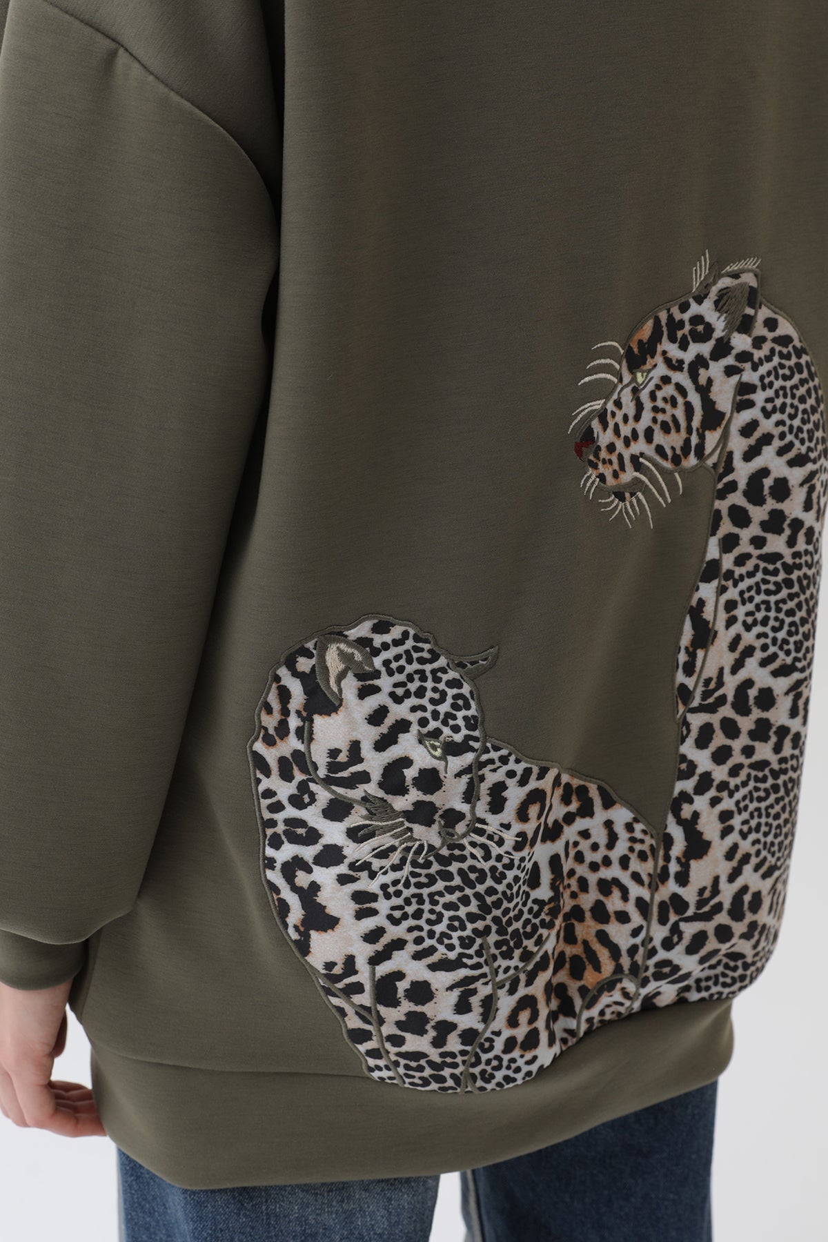 Kadın Arkası Leopar Detaylı Sweatshirt-32112SWT