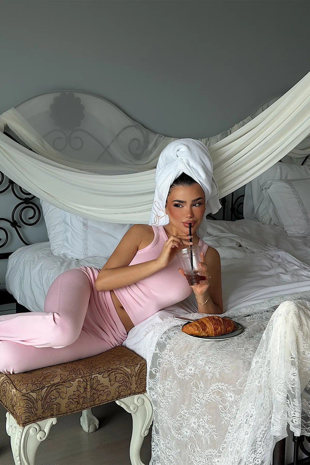 Pembe Pantolonlu Takım