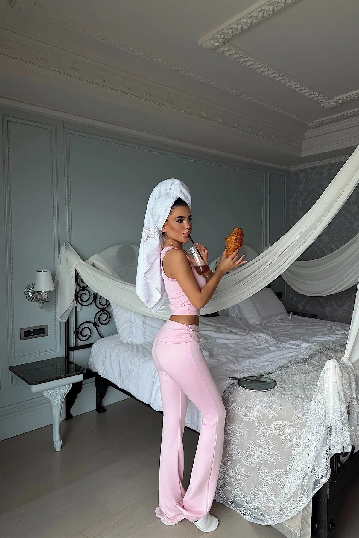 Pembe Pantolonlu Takım