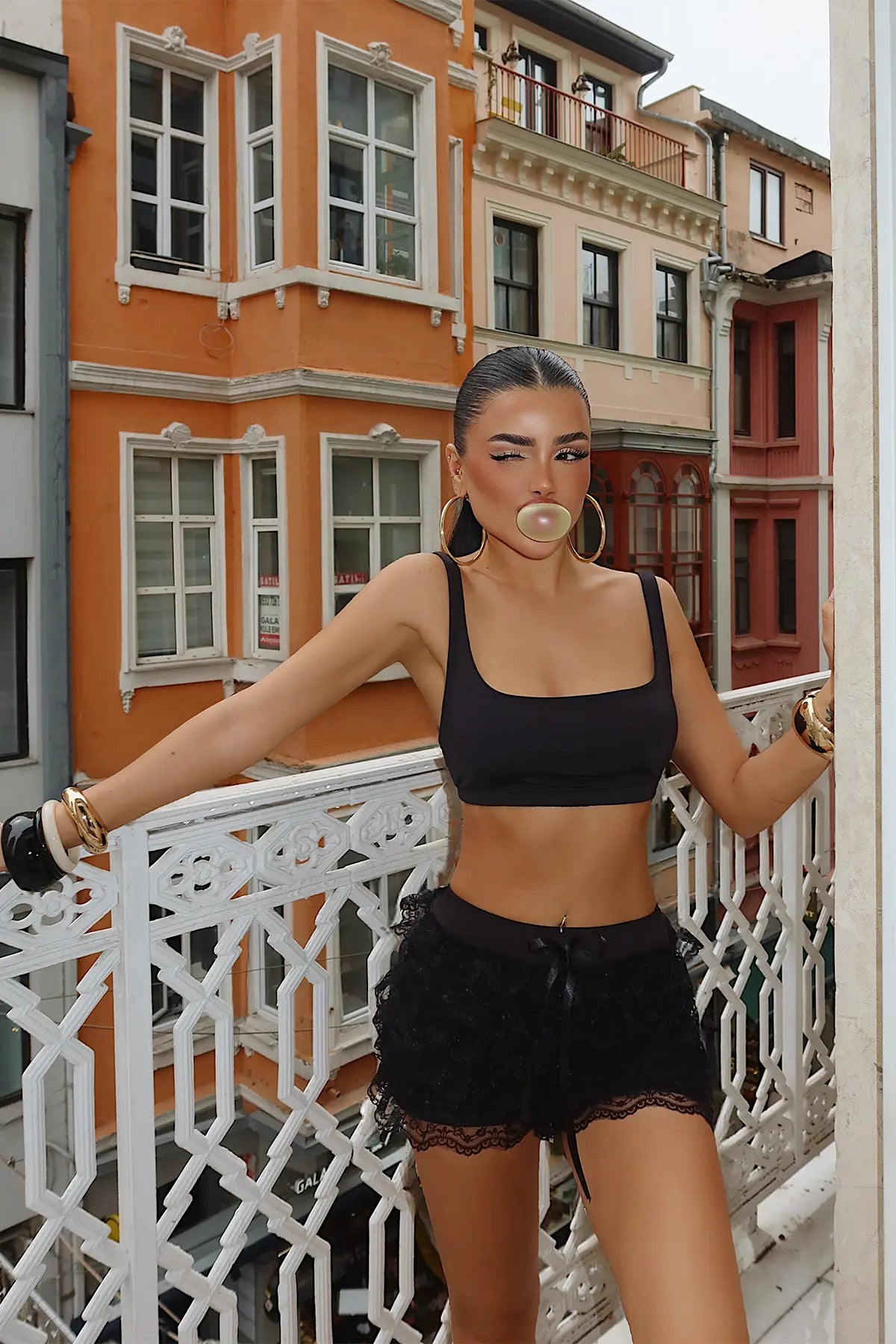 Siyah Bağlamalı Dantel Detay Şort