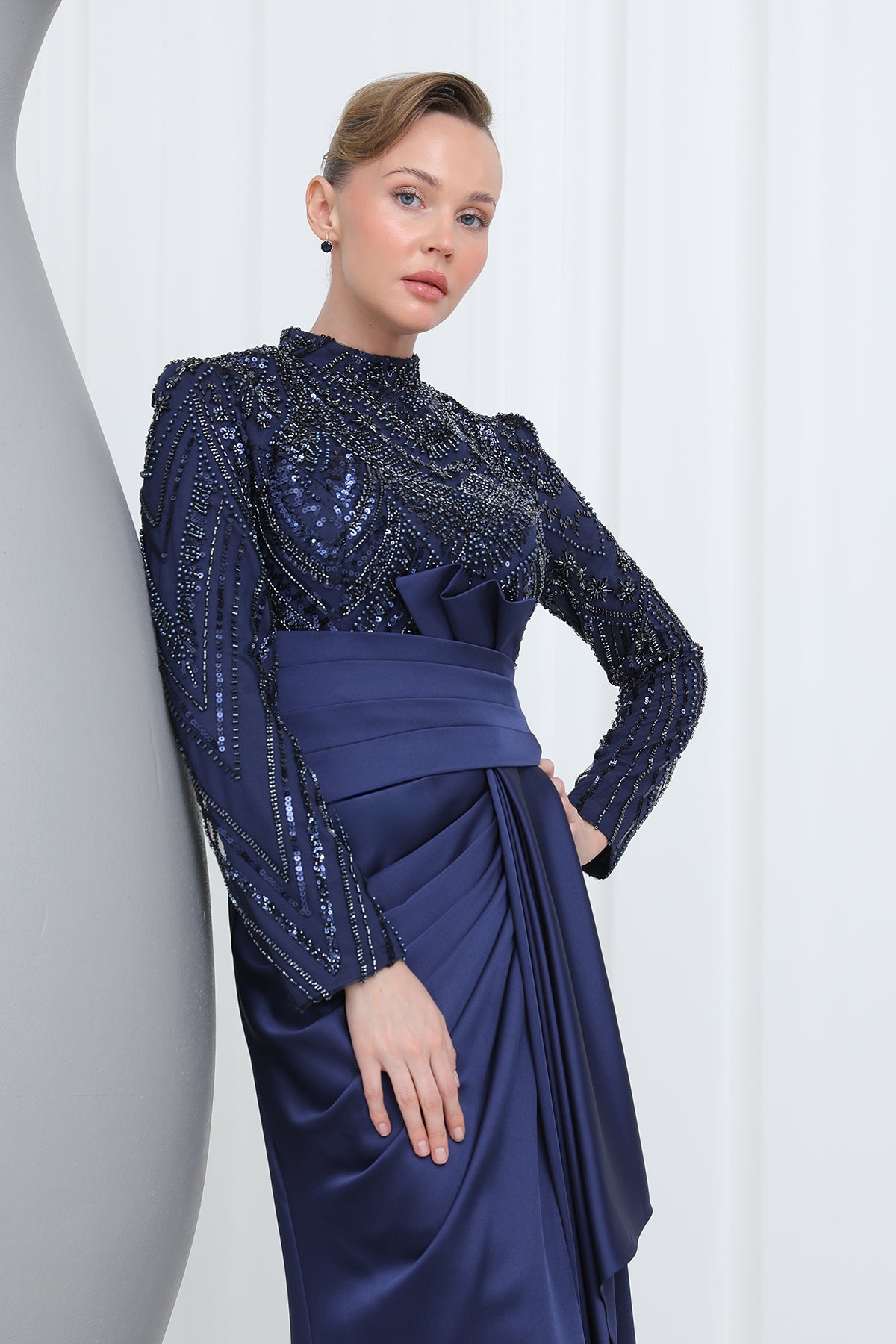 Kadın Üstü İşlemeli Bel Kısmı Drape Detaylı Saten Abiye - 12582ELB - NAVY