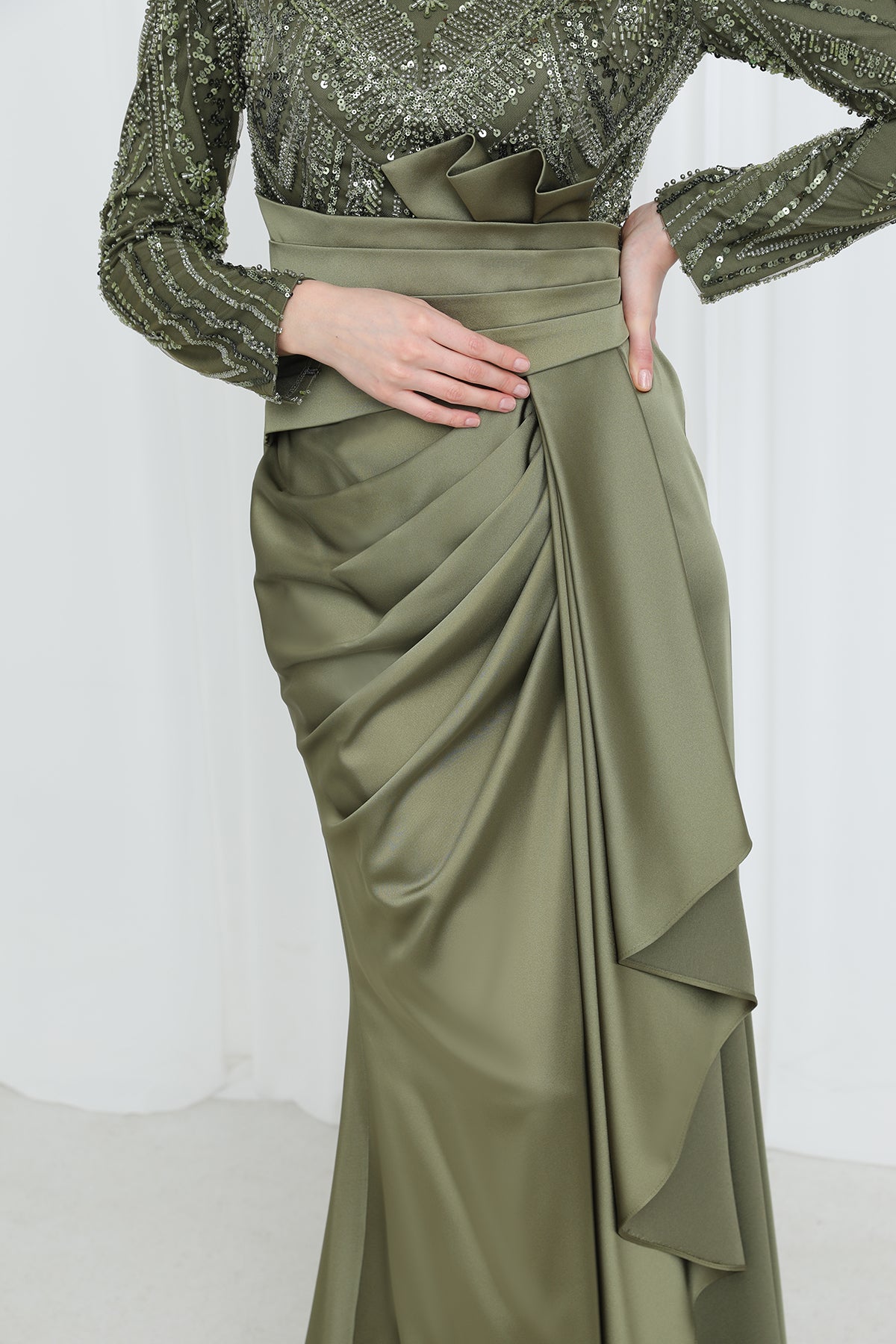 Kadın Üstü İşlemeli Bel Kısmı Drape Detaylı Saten Abiye - 12582ELB