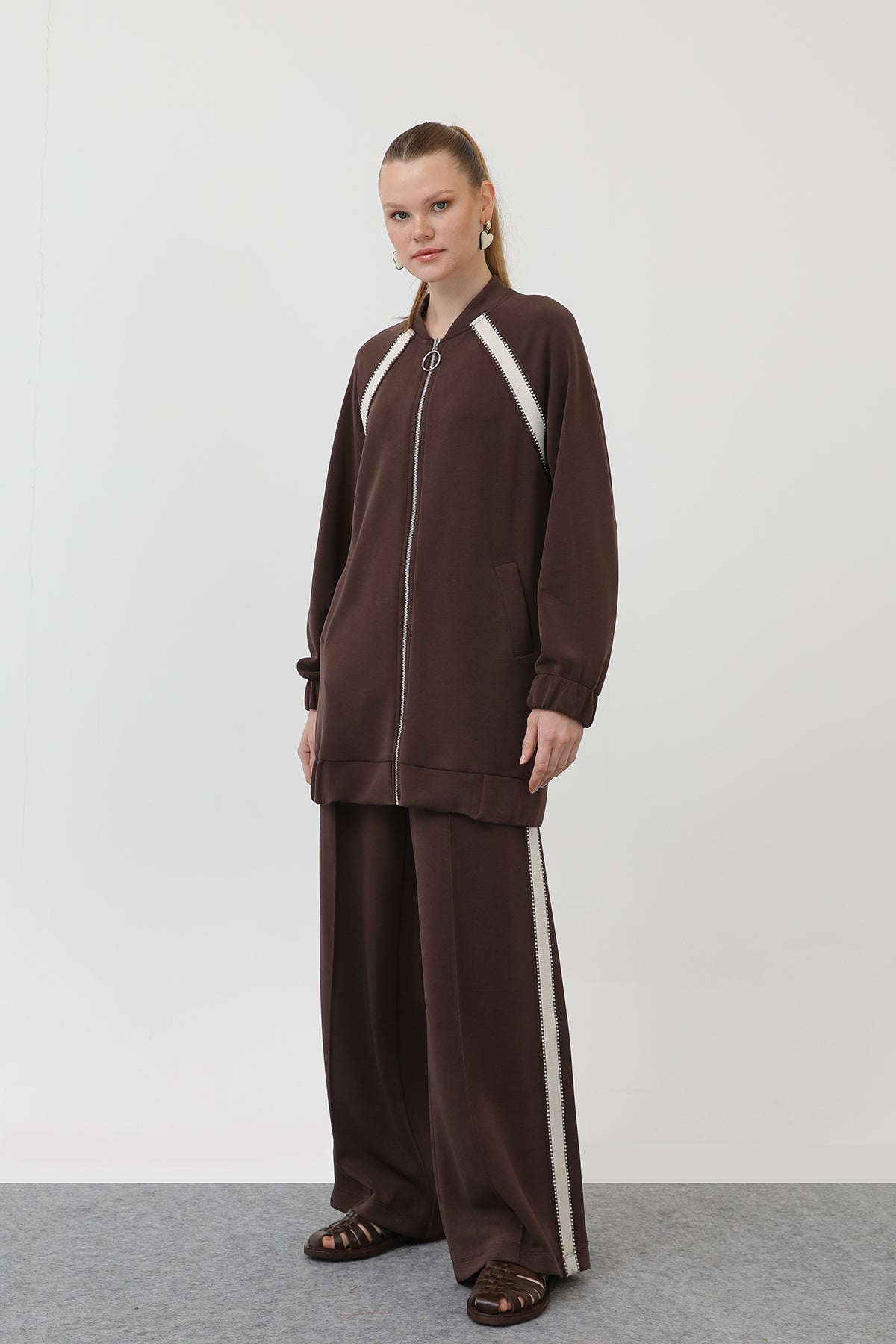 Kadın Fermuarlı Omuzu Hazır Şerit Detaylı Pantolonlu Takım - 14290TKS - BROWN