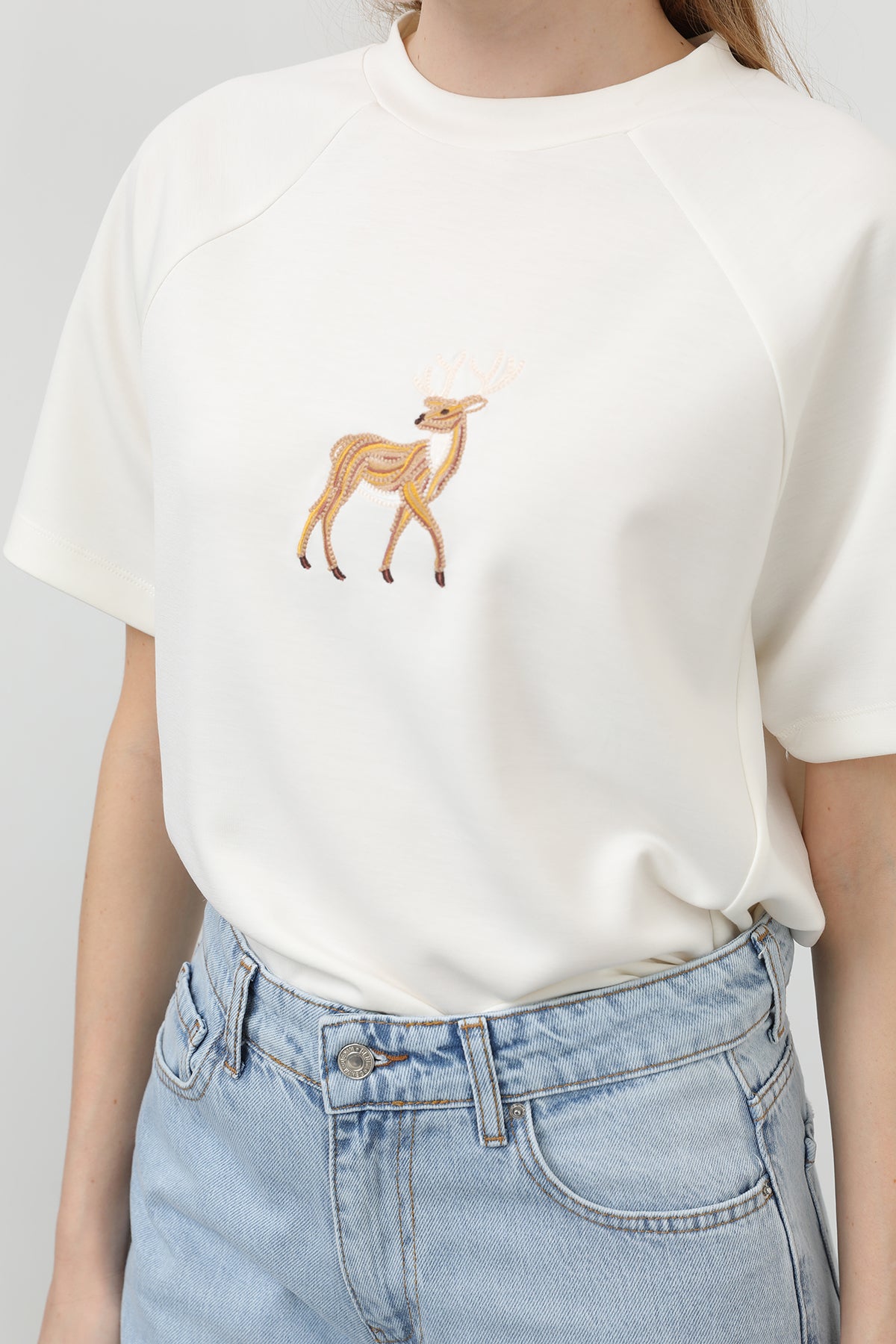 Kadın Ön Geyik Nakışlı Tshirt - 32119TSH