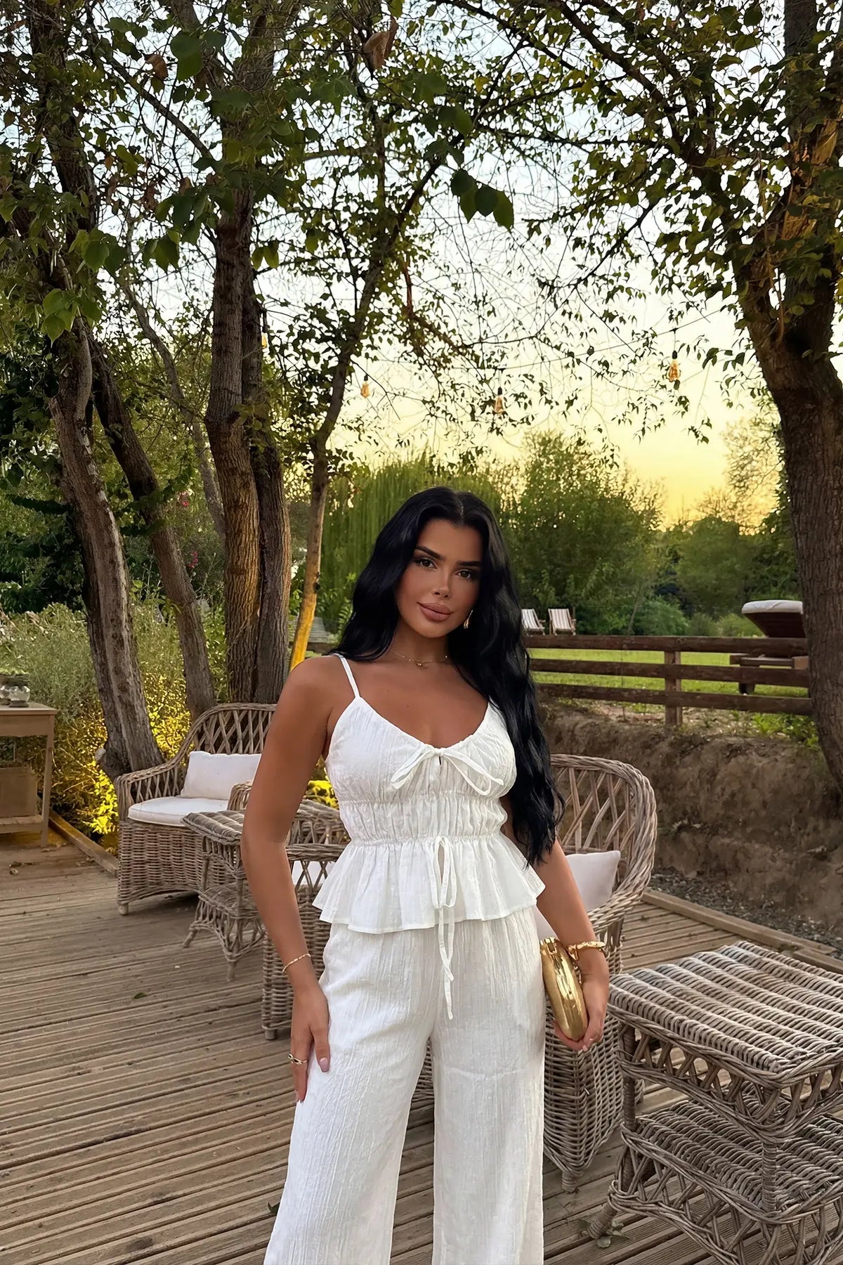 Beyaz Pantolonlu Takım