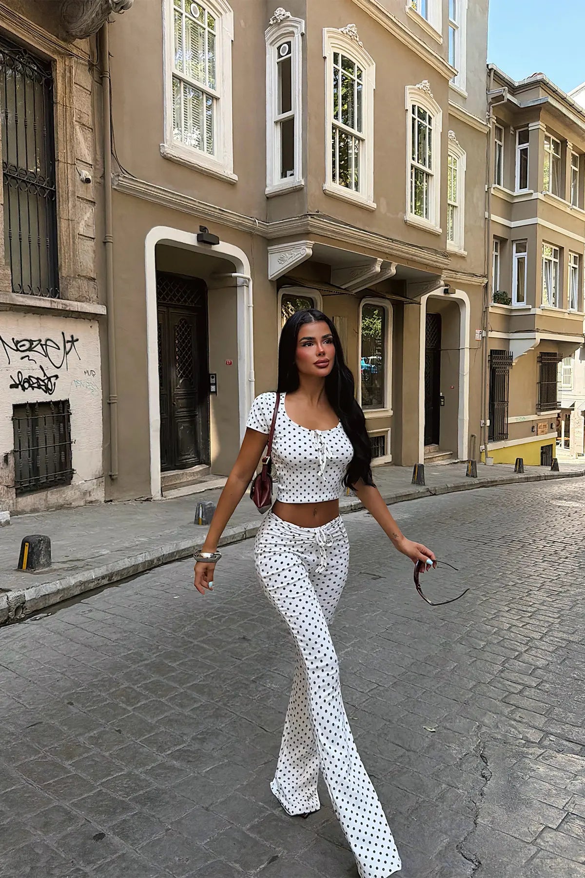 Beyaz Puantiyeli Takım