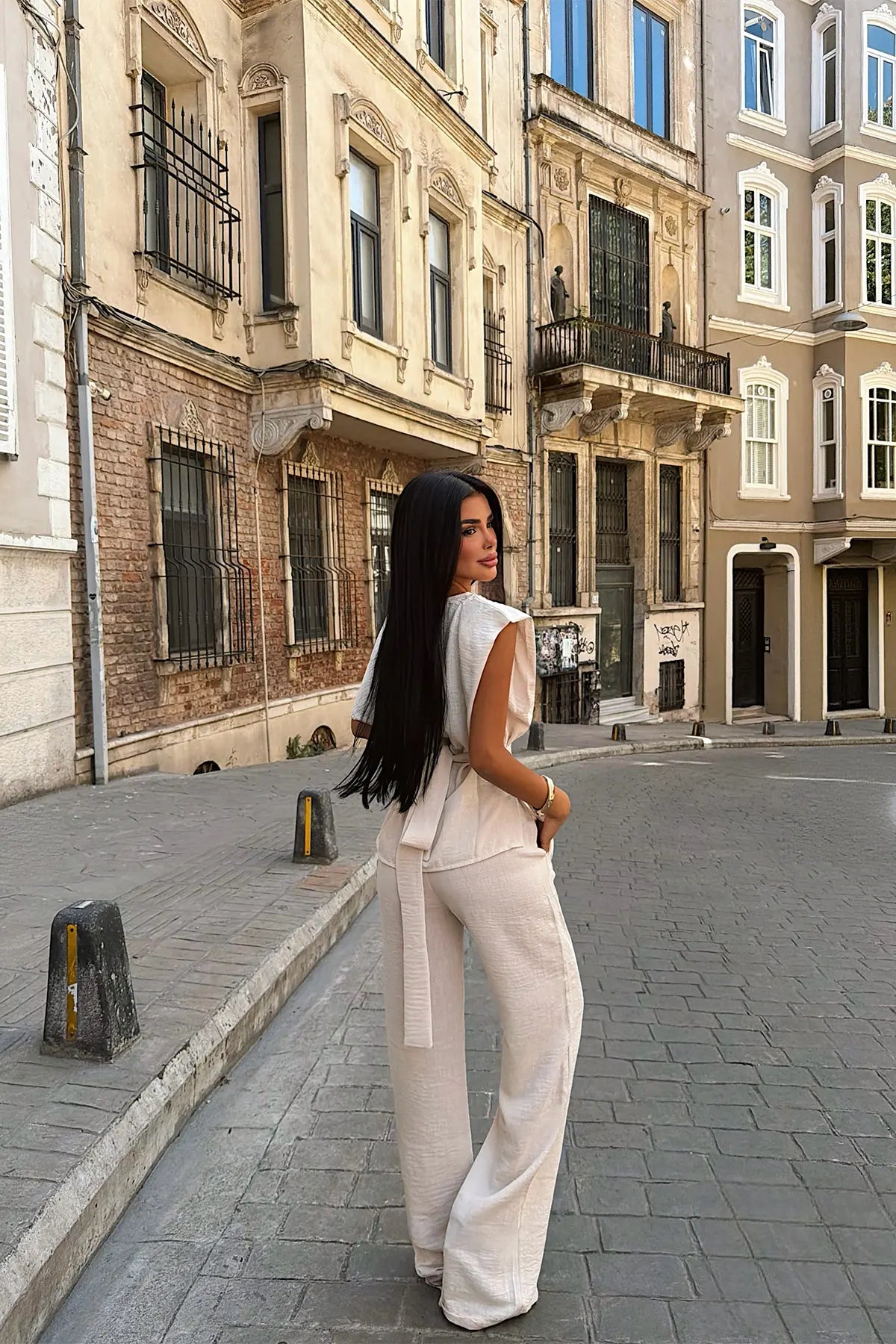 Bej Pantolonlu Takım