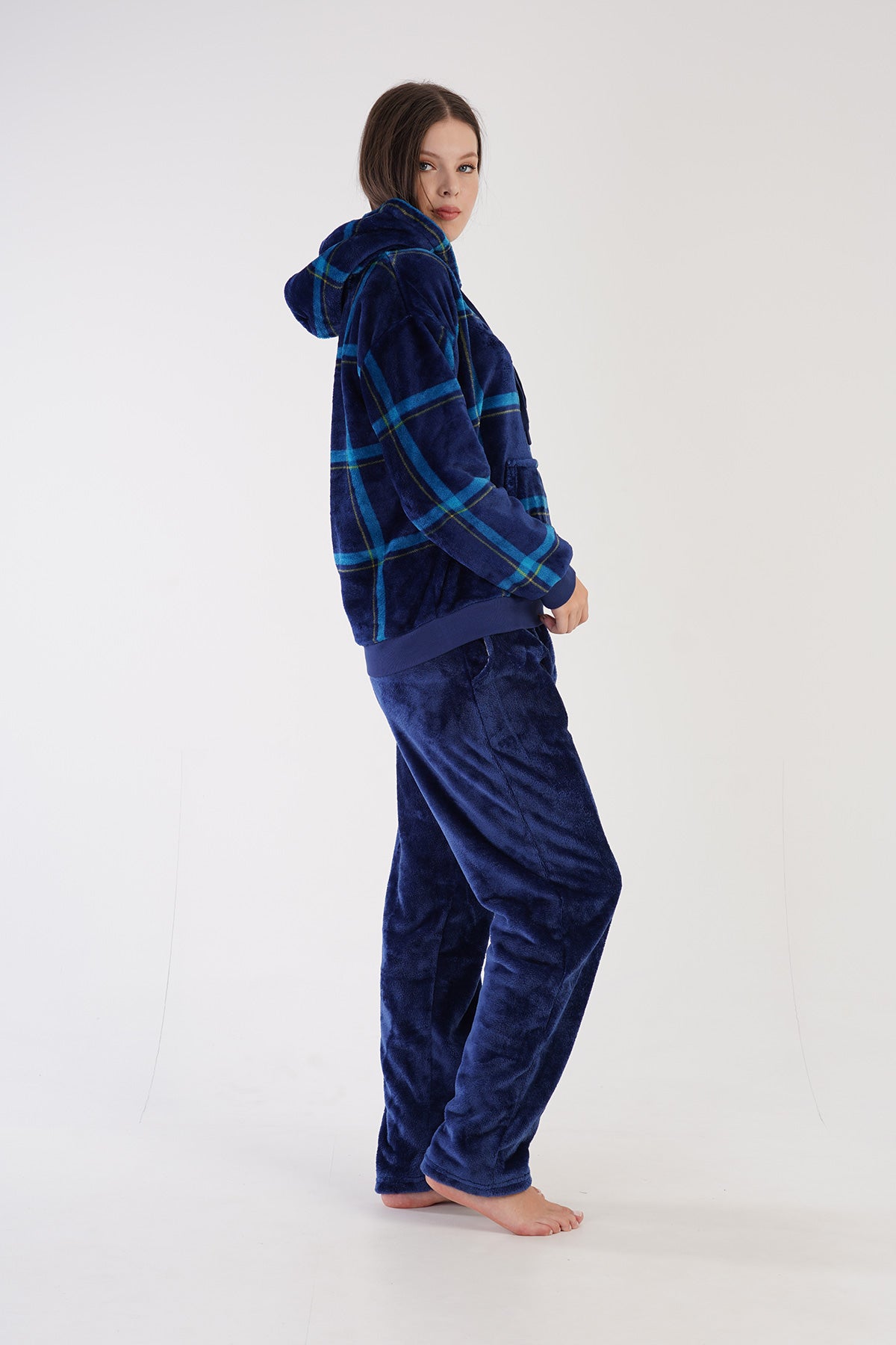 KADIN SOFT KAPSONLU DUSUK OMUZLU UZUN KOL KANGURU CEPLI MANSETLI PIJAMA TAKIM - INDIGO