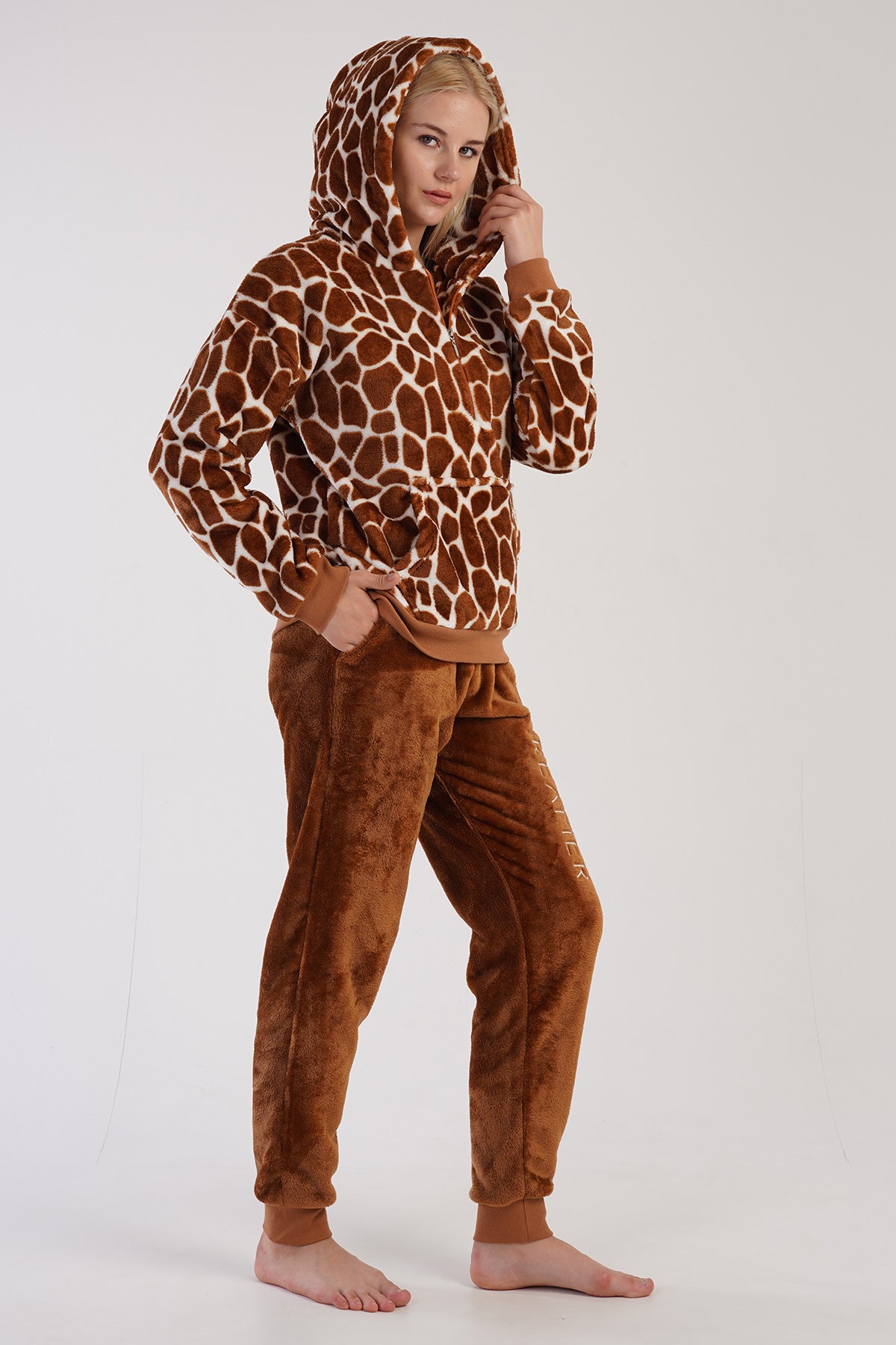 KADIN SOFT KAPSONLU DUSUK OMUZLU YARIM FERMUARLI UZUN KOL MANSETLI CEPLI PIJAMA TAKIM