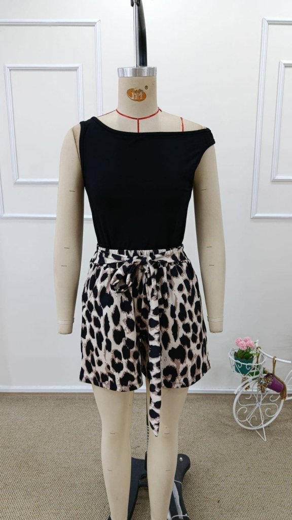 Women's Sleeveless Crew Neck Viscose Blouse and Leopard Print Short Modal Shorts Two-Piece Set, 31769