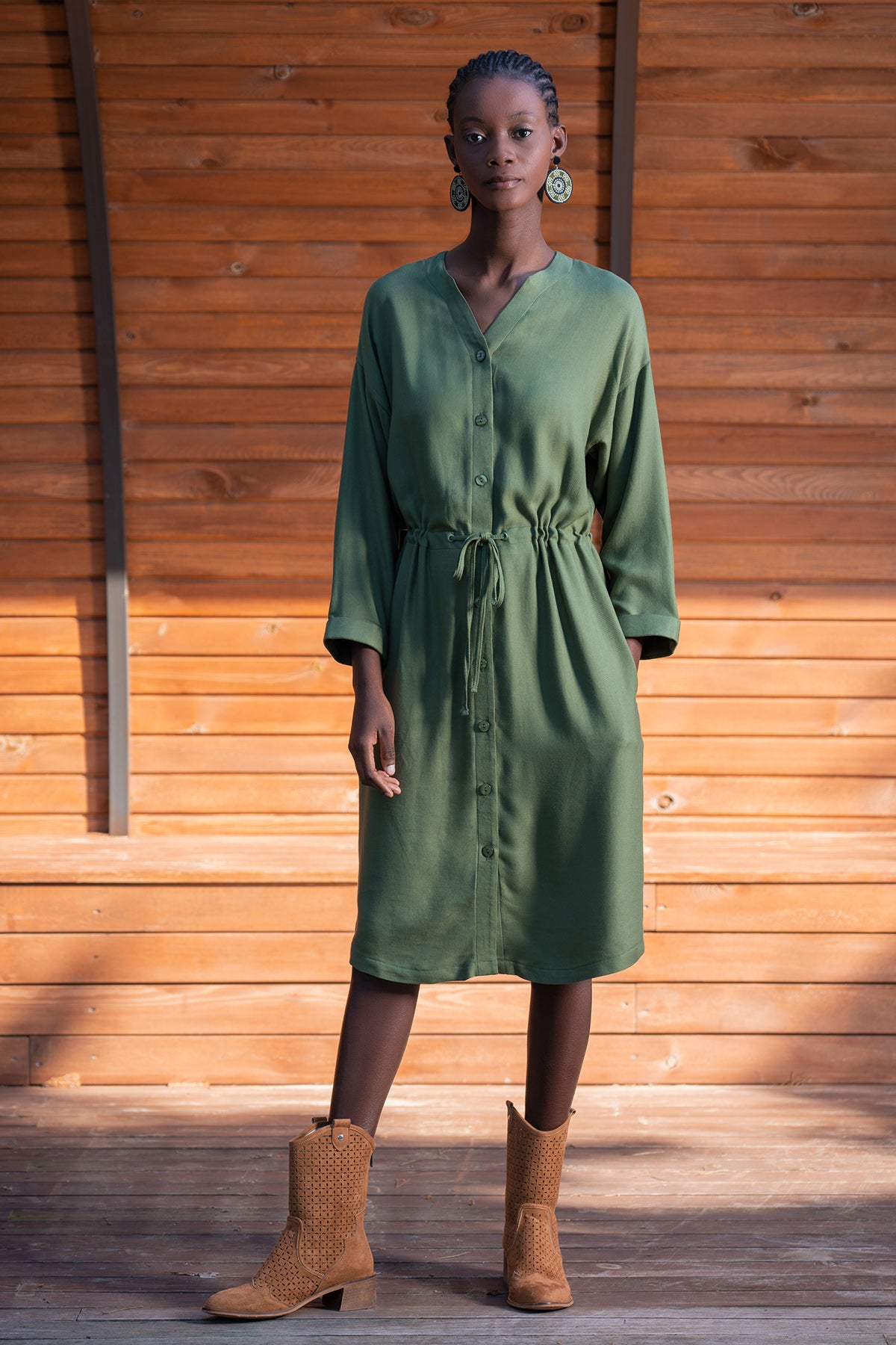 KADIN VISCON PERVAZLI V YAKA TAMAMI DUGMELI UZUN DOUBLE KOL KEMERLI CEPLI ELBISE