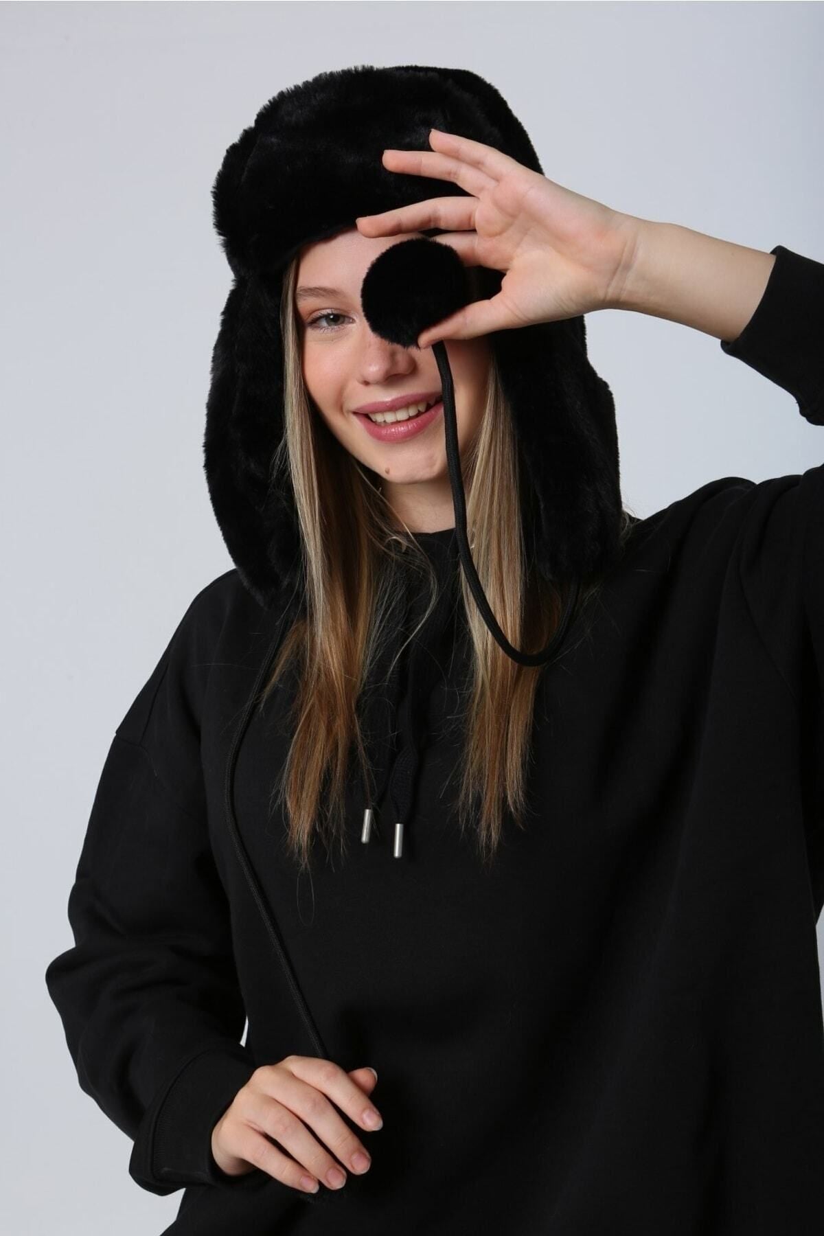 Kadın Siyah Ponponlu Kürklü Kulaklıklı Peluş Şapka Bere Bere1103