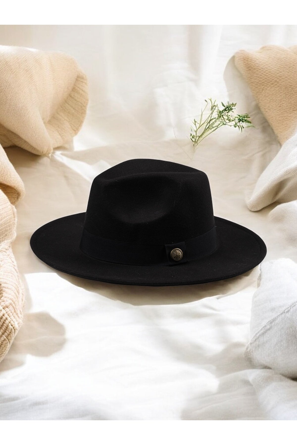 Kadın Siyah Geniş Kenarlı Şapka - Altın Renk Düğmeli, Siyah Bantlı, Şık Ve Modern Tasarım Spk1145