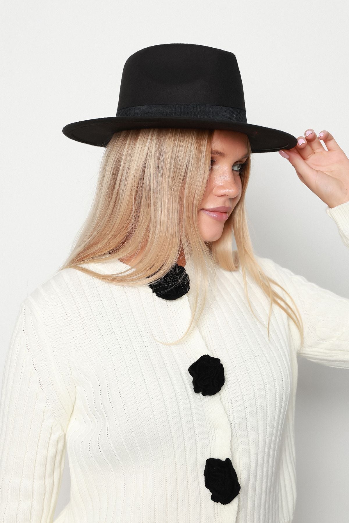 Kadın Siyah Geniş Kenarlı Şapka - Altın Renk Düğmeli, Siyah Bantlı, Şık Ve Modern Tasarım Spk1145