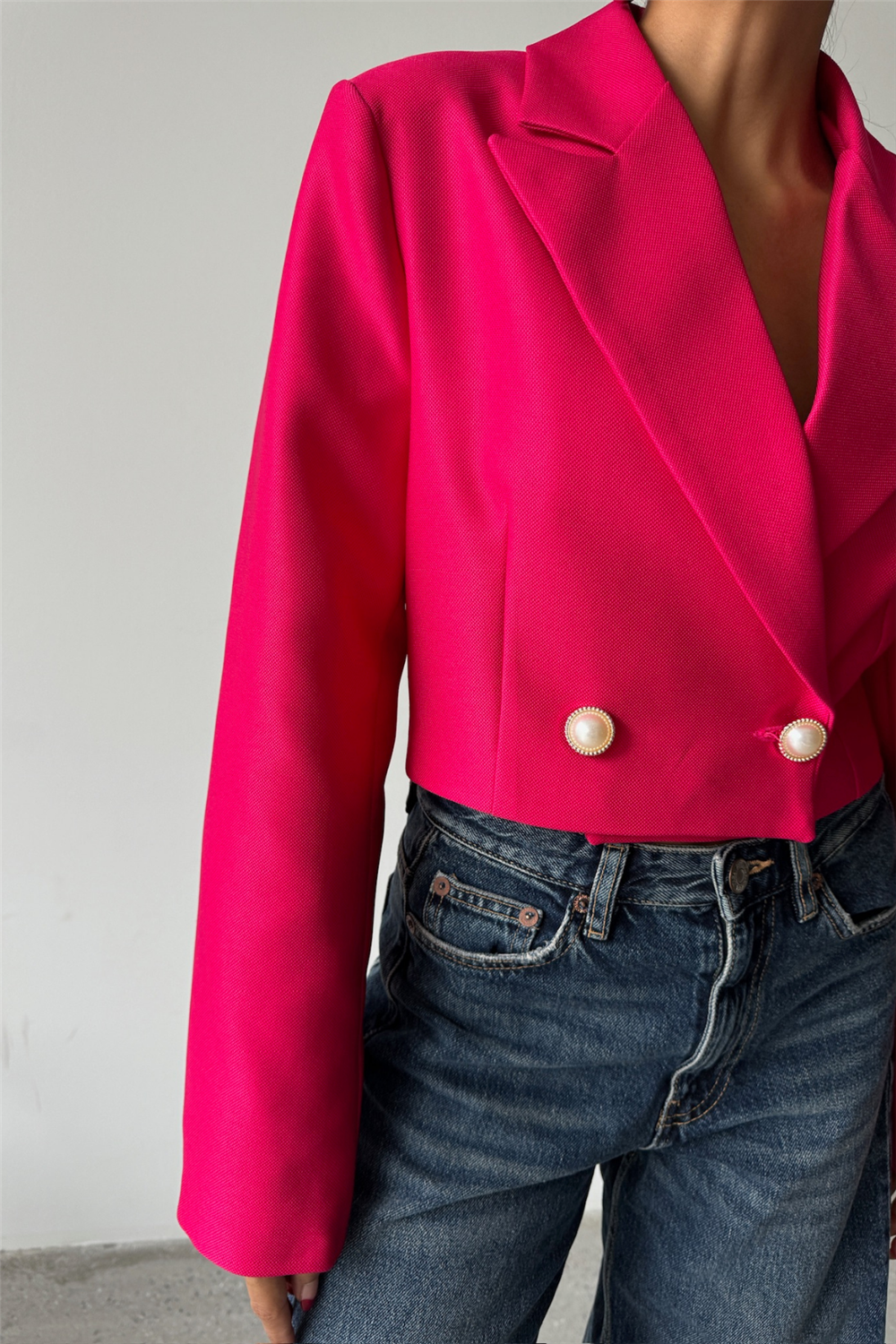 ARKASI İNCİ DÜĞME DETAYLI CROP CEKET - Fuşya