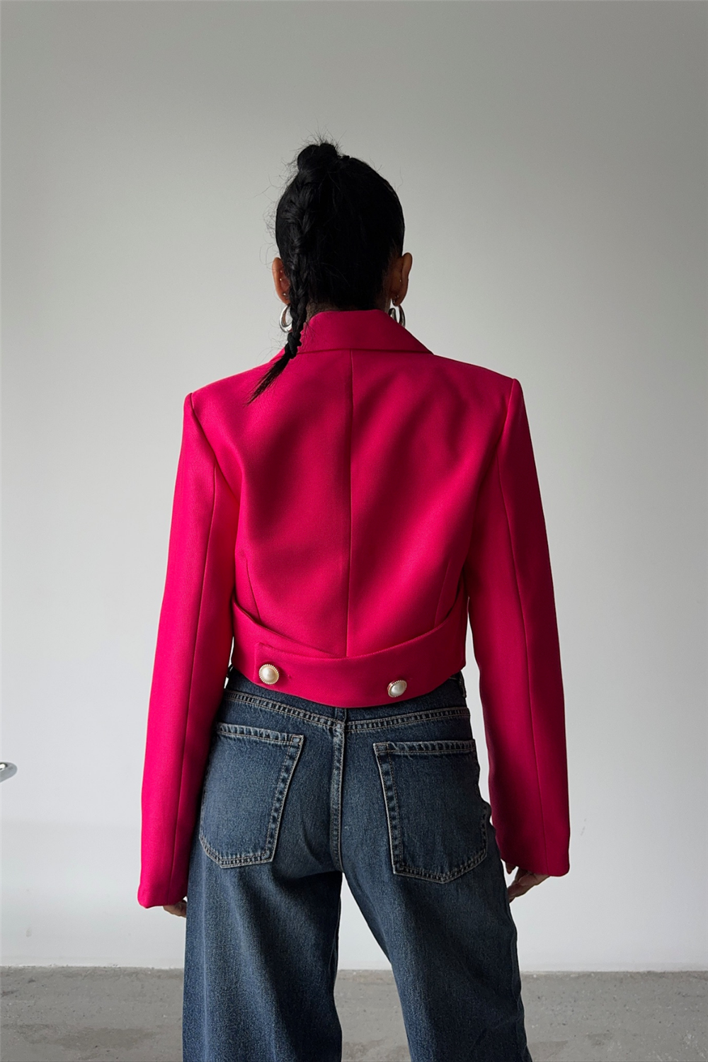 ARKASI İNCİ DÜĞME DETAYLI CROP CEKET - Fuşya