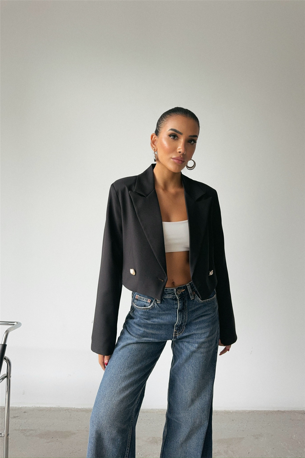 ARKASI İNCİ DÜĞME DETAYLI CROP CEKET - Siyah