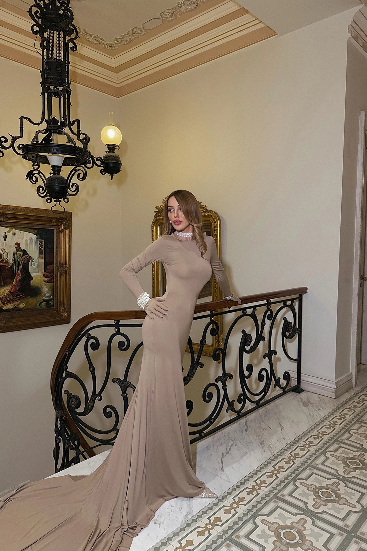 Bej Maria Eldivenli Sırt Dekolteli Uzun Elbise