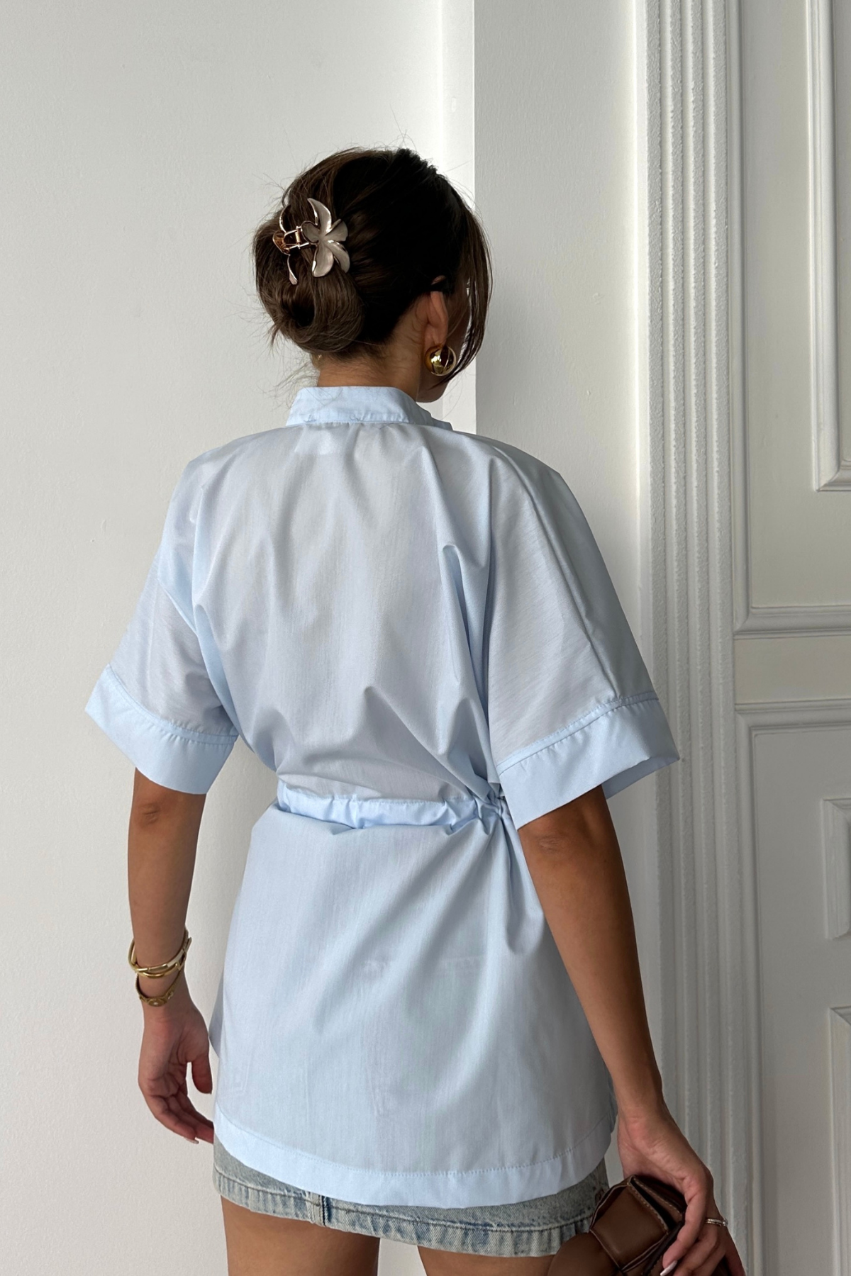 BEL BÜZGÜ DETAYLI POPLİN GÖMLEK - Açık Mavi