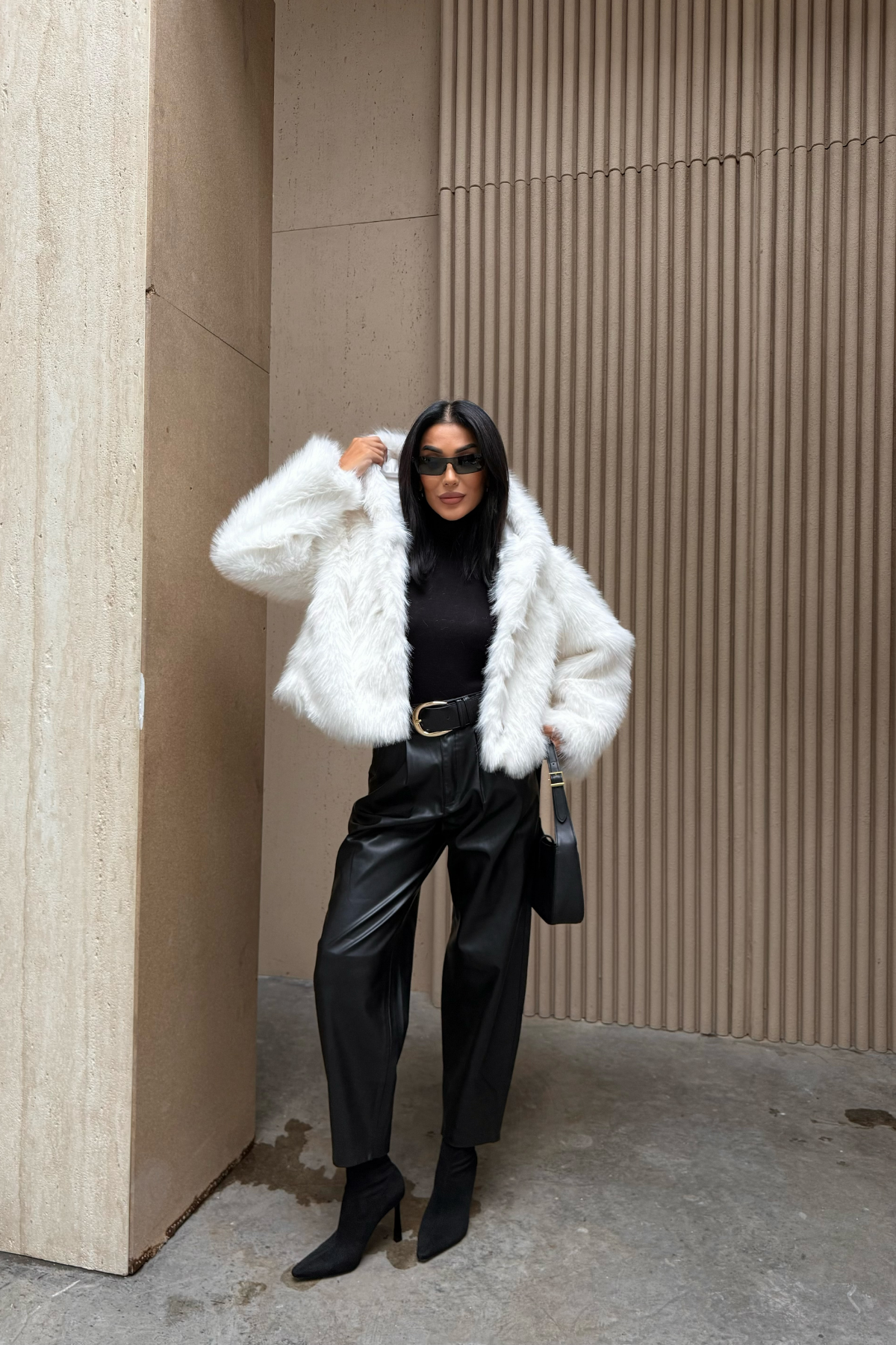 Beyaz Kapişonlu Kısa Kürk