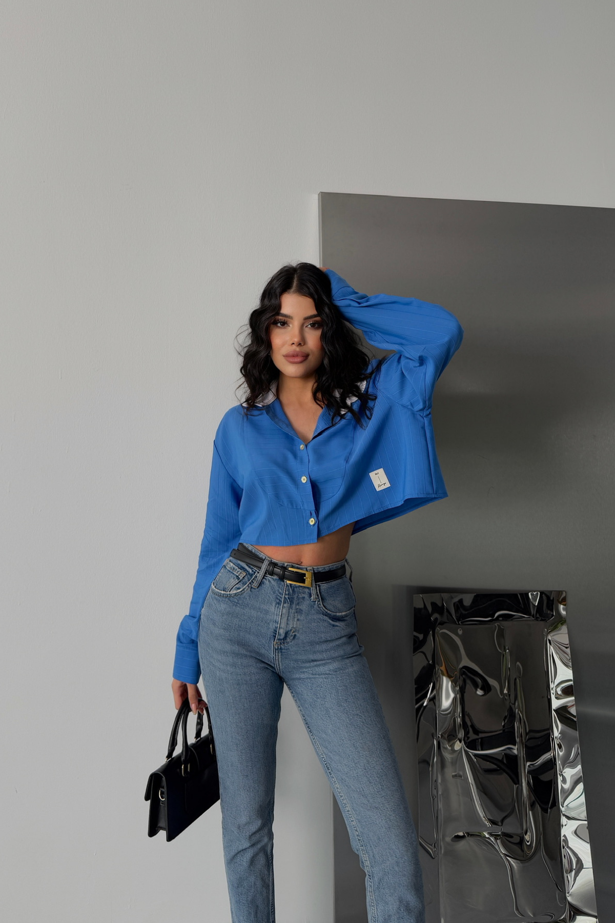 CROP GÖMLEK BEYAZ YAKA VE ETİKET DETAYLI - Mavi