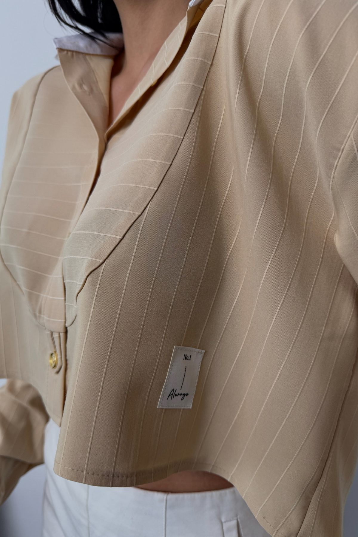 CROP GÖMLEK BEYAZ YAKA VE ETİKET DETAYLI - Bej