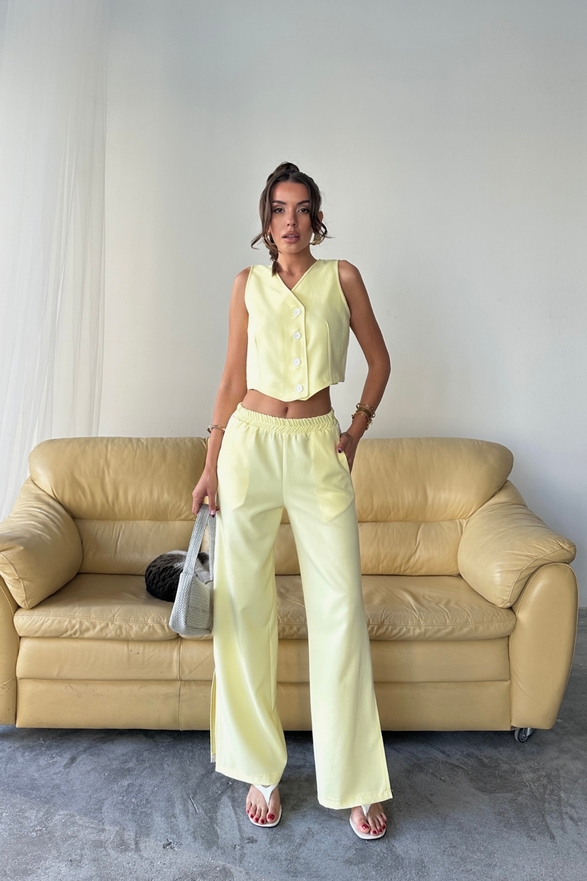 CROP YELEK - PAÇASI YIRTMAÇ DETAYLI YANLAR ŞERİT PANTOLON TK - Sarı