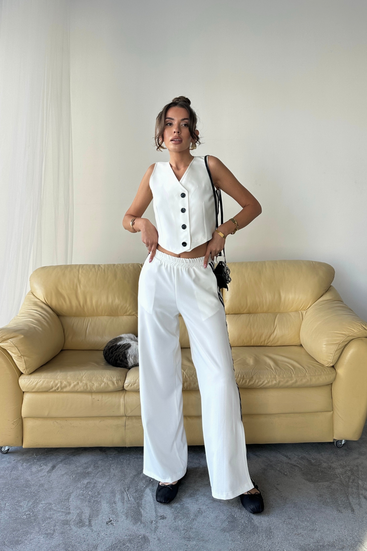 CROP YELEK - PAÇASI YIRTMAÇ DETAYLI YANLAR ŞERİT PANTOLON TK - Beyaz