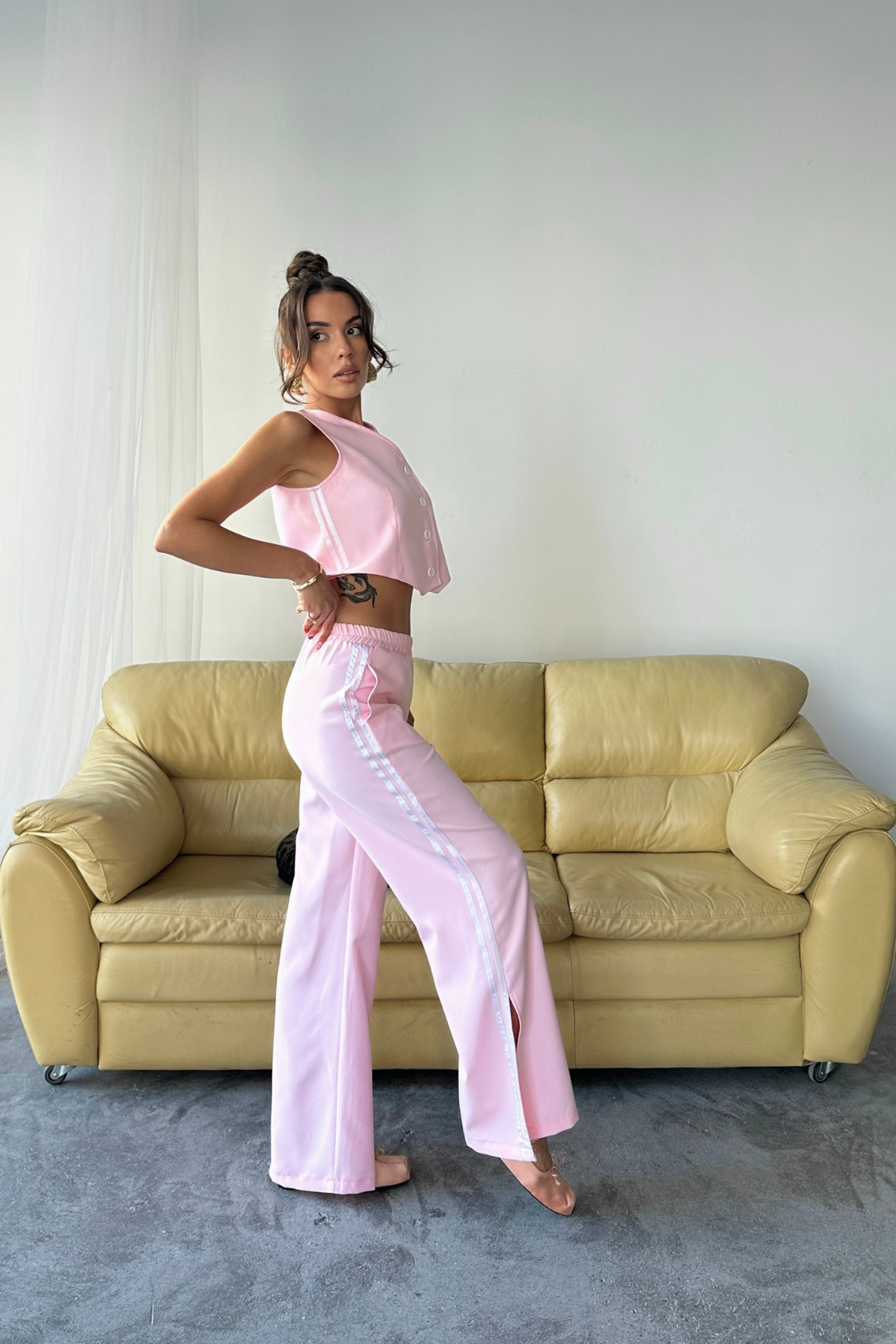 CROP YELEK - PAÇASI YIRTMAÇ DETAYLI YANLAR ŞERİT PANTOLON TK - Pembe