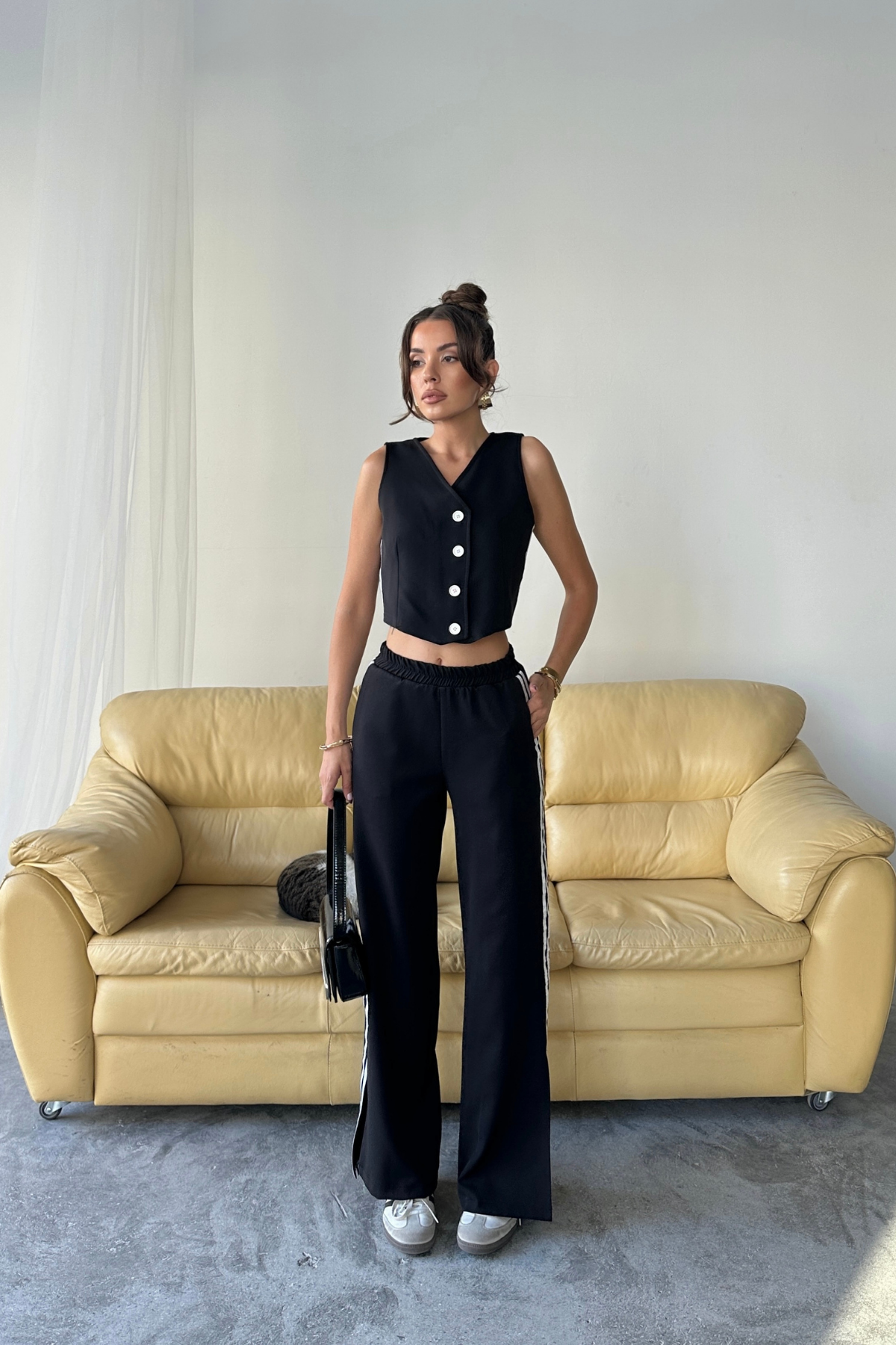 CROP YELEK - PAÇASI YIRTMAÇ DETAYLI YANLAR ŞERİT PANTOLON TK - Siyah