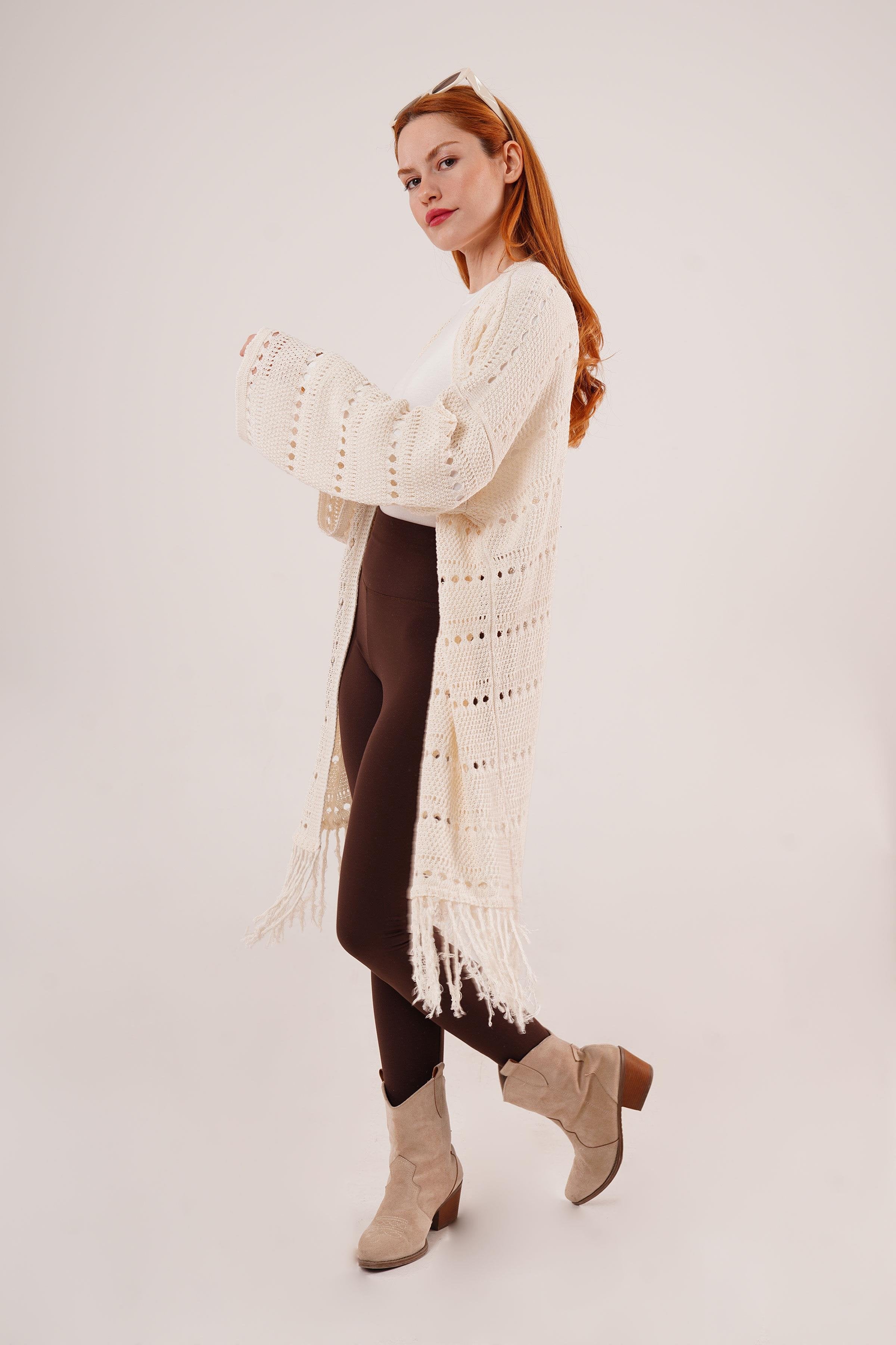 Delikli Geçişli Püskül Detay Uzun Triko Toptan Krem Hırka