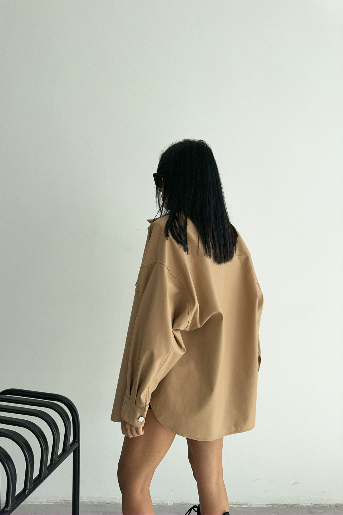 DÜĞMELİ DERİ GÖMLEK BOYFRİEND - Bej