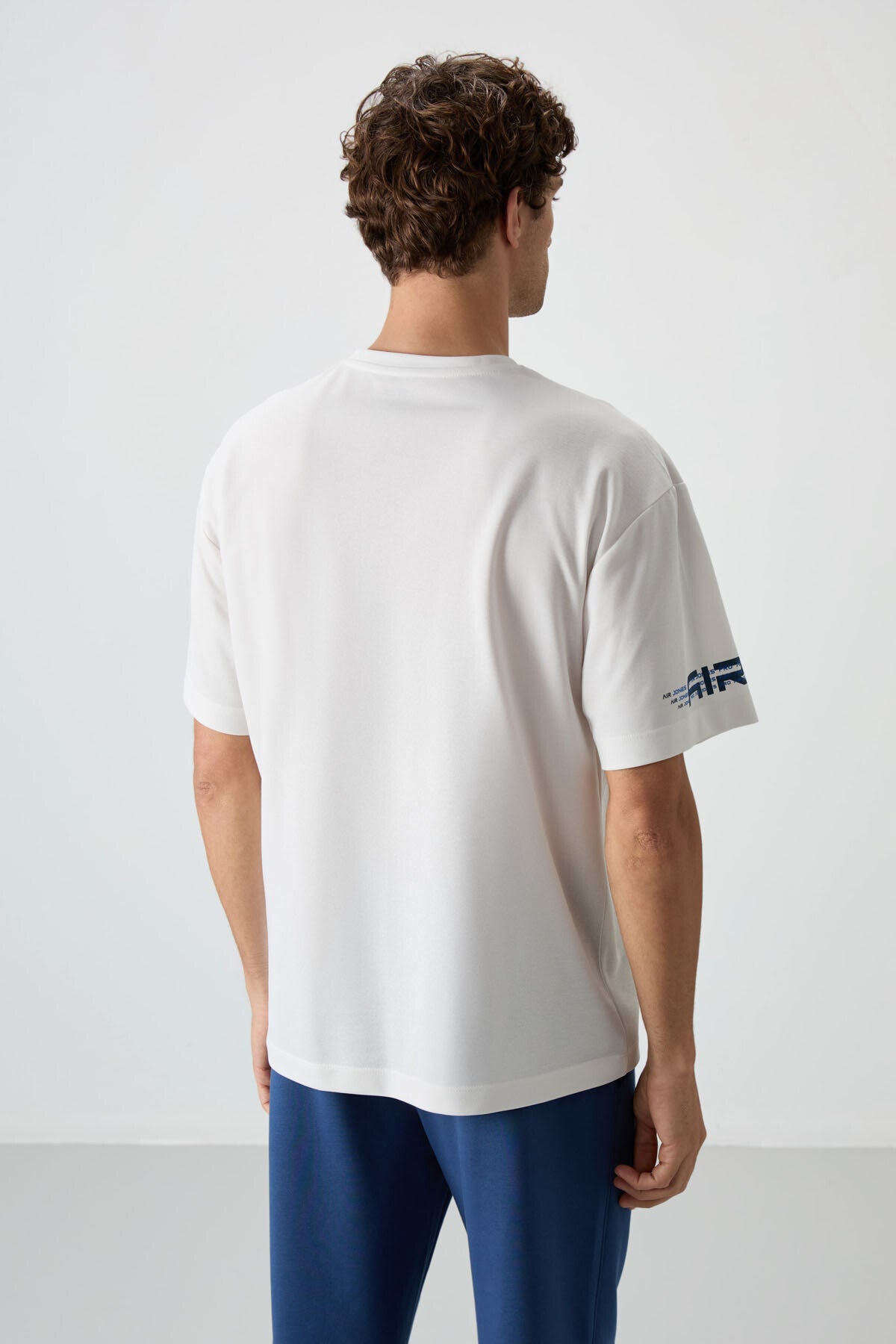 Ekru Pamuklu Kalın Yüzeyi Dokulu Oversize Fit Baskılı Erkek T-Shirt - 88369
