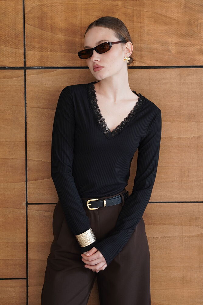 Yakası Dantel Detaylı Sweatshırt