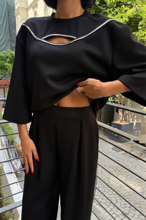 Göğüs Pencereli ve Aksesuar Detaylı Modal Takım 10255