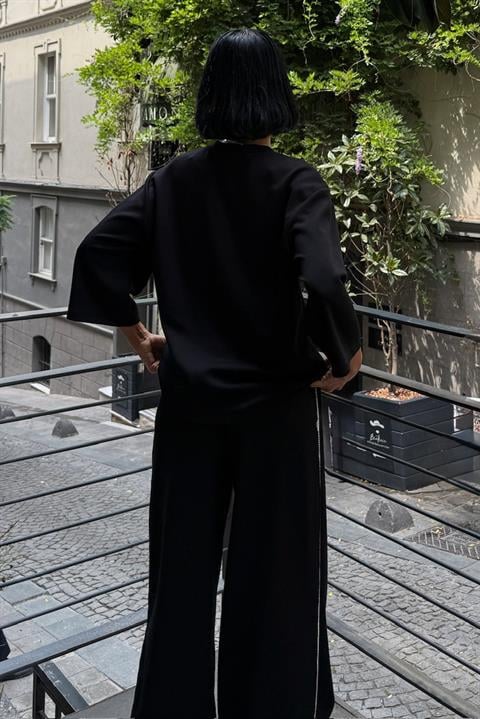 Göğüs Pencereli ve Aksesuar Detaylı Modal Takım 10255