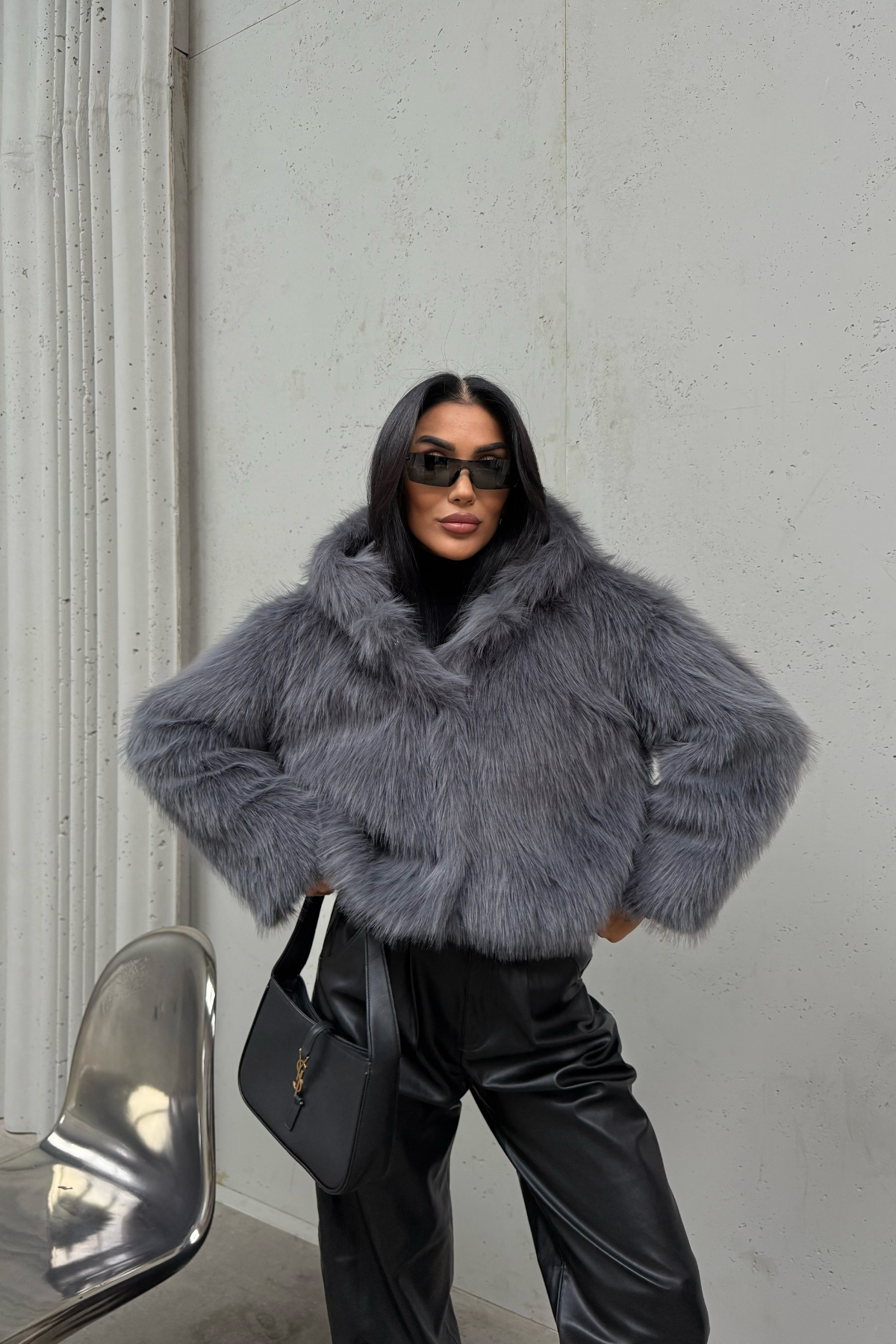 Gri Kapişonlu Kısa Kürk