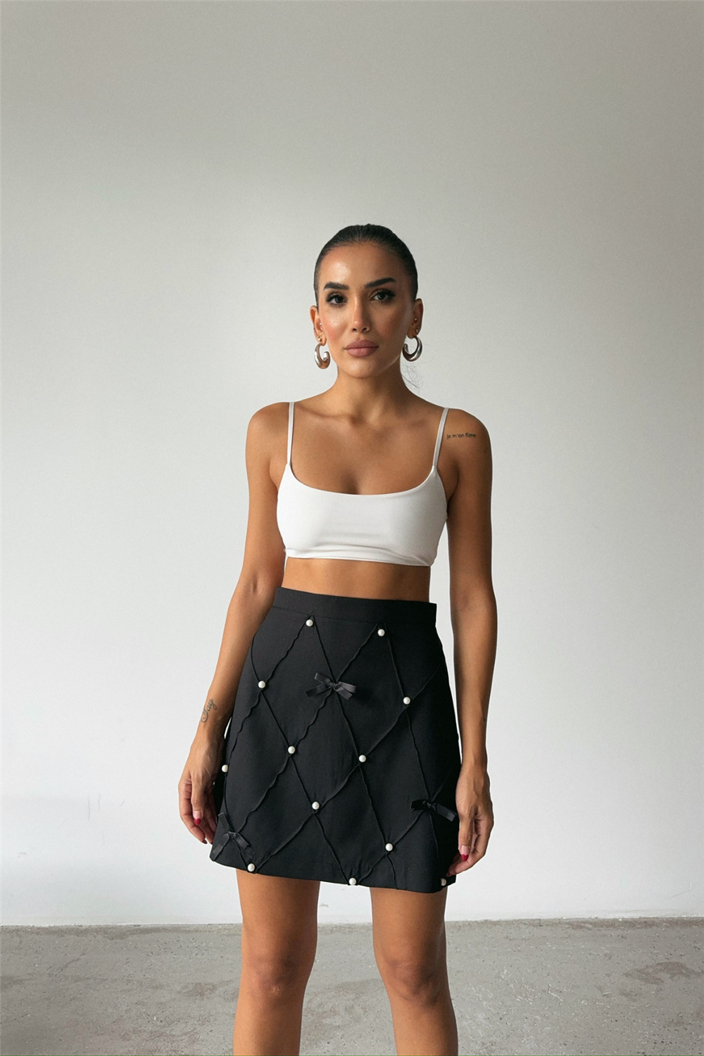 İNCİ KURDELE DETAYLI KISA ETEK - Siyah