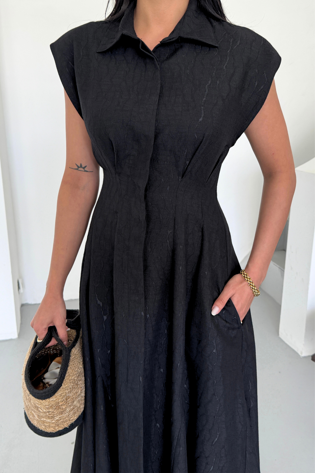 JAKARLI KETEN ELBİSE ÖNDEN YIRTMAÇLI CEPLİ - Siyah