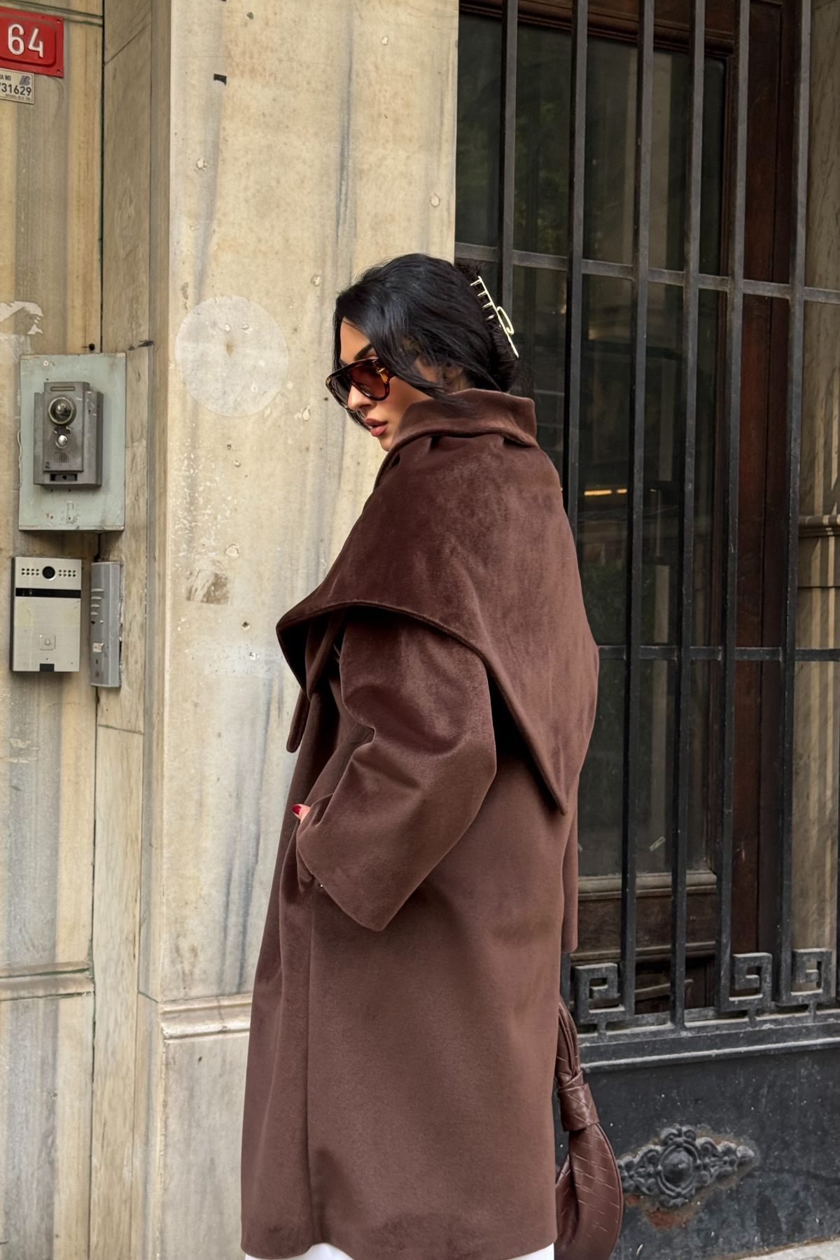 Kahverengi Geniş Yakalı Fox Kumaş Kaban