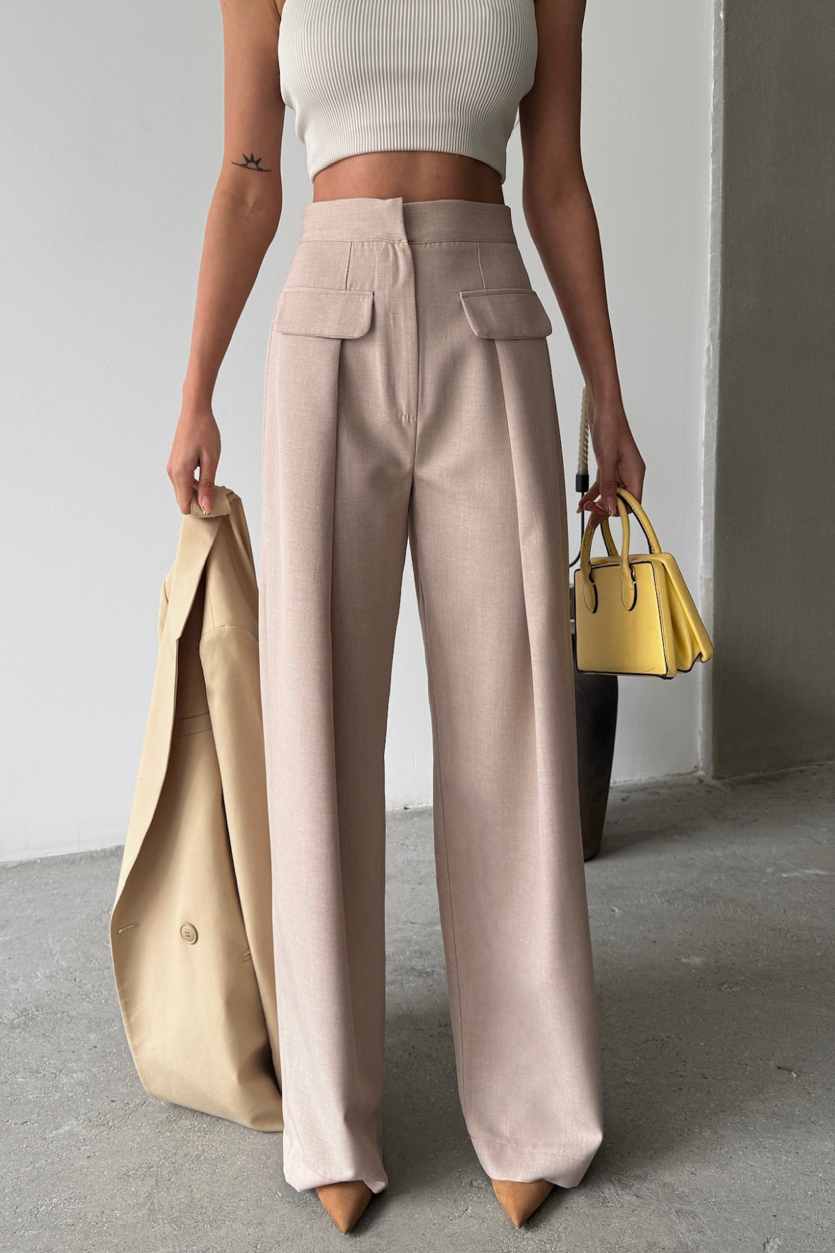 KAPALI GENİŞ PİLE CEP KAPAK DETAYLI PANTOLON - Bej