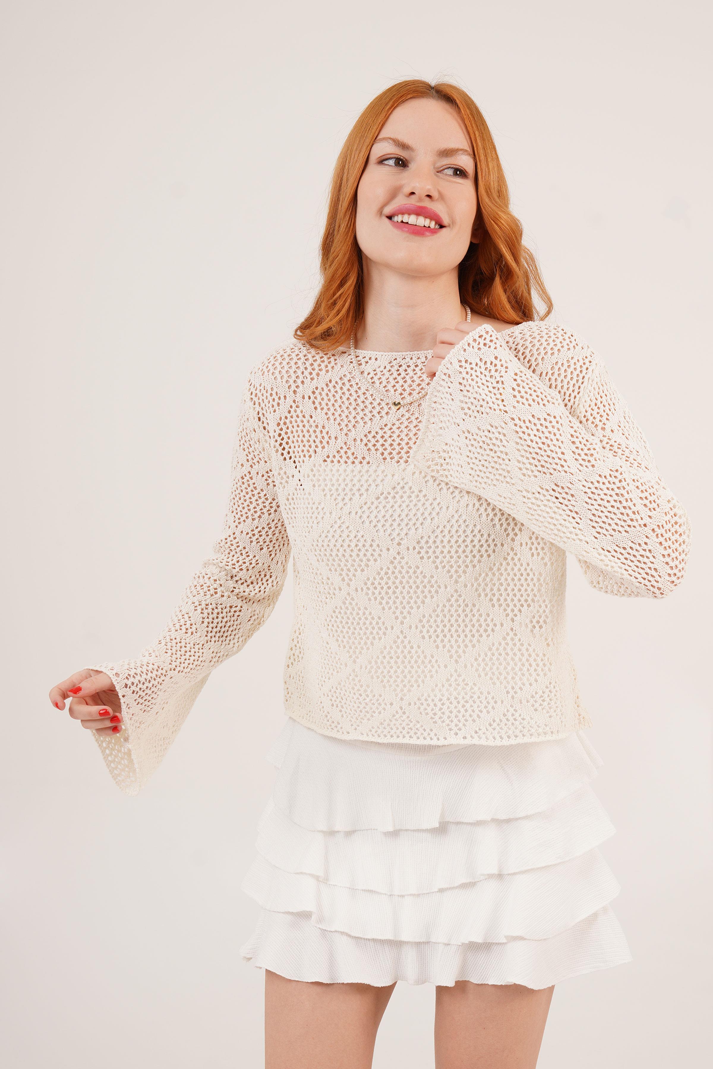 Kayık Yaka Volan Kol Detaylı Ajurlu Toptan Ekru Bluz